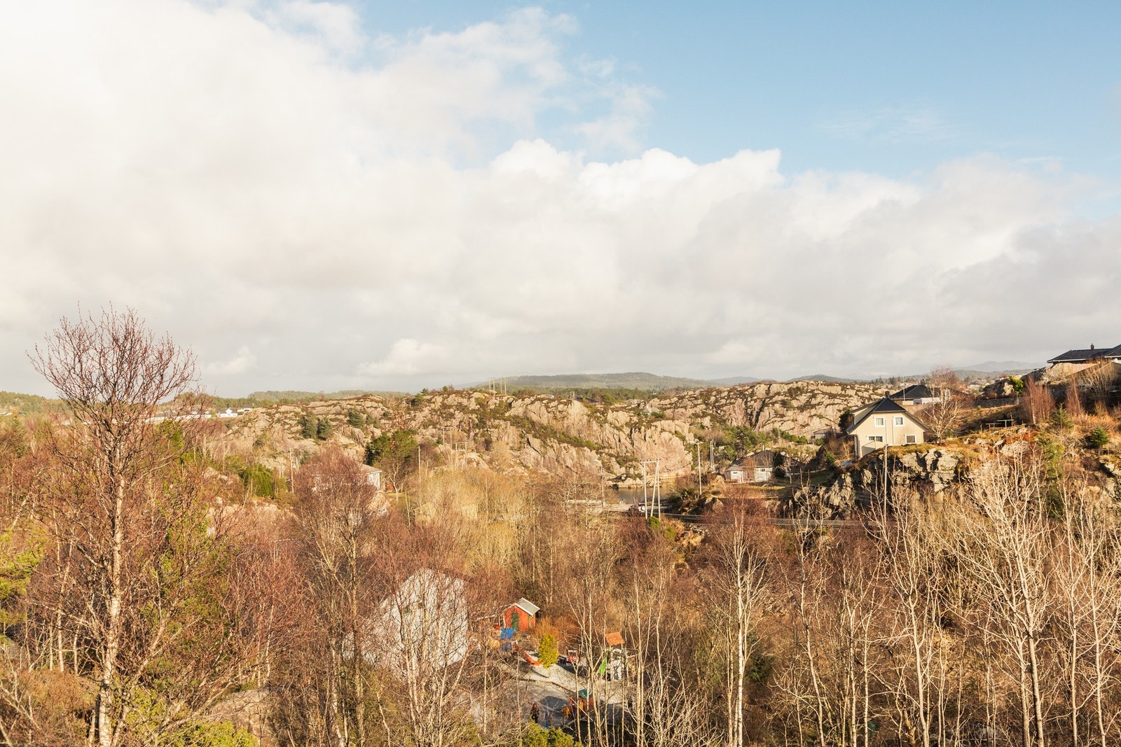 Det er gode muligheter for fritidsaktiviteter på området med aktivitetshall og ballbinge i området. Galleribilde