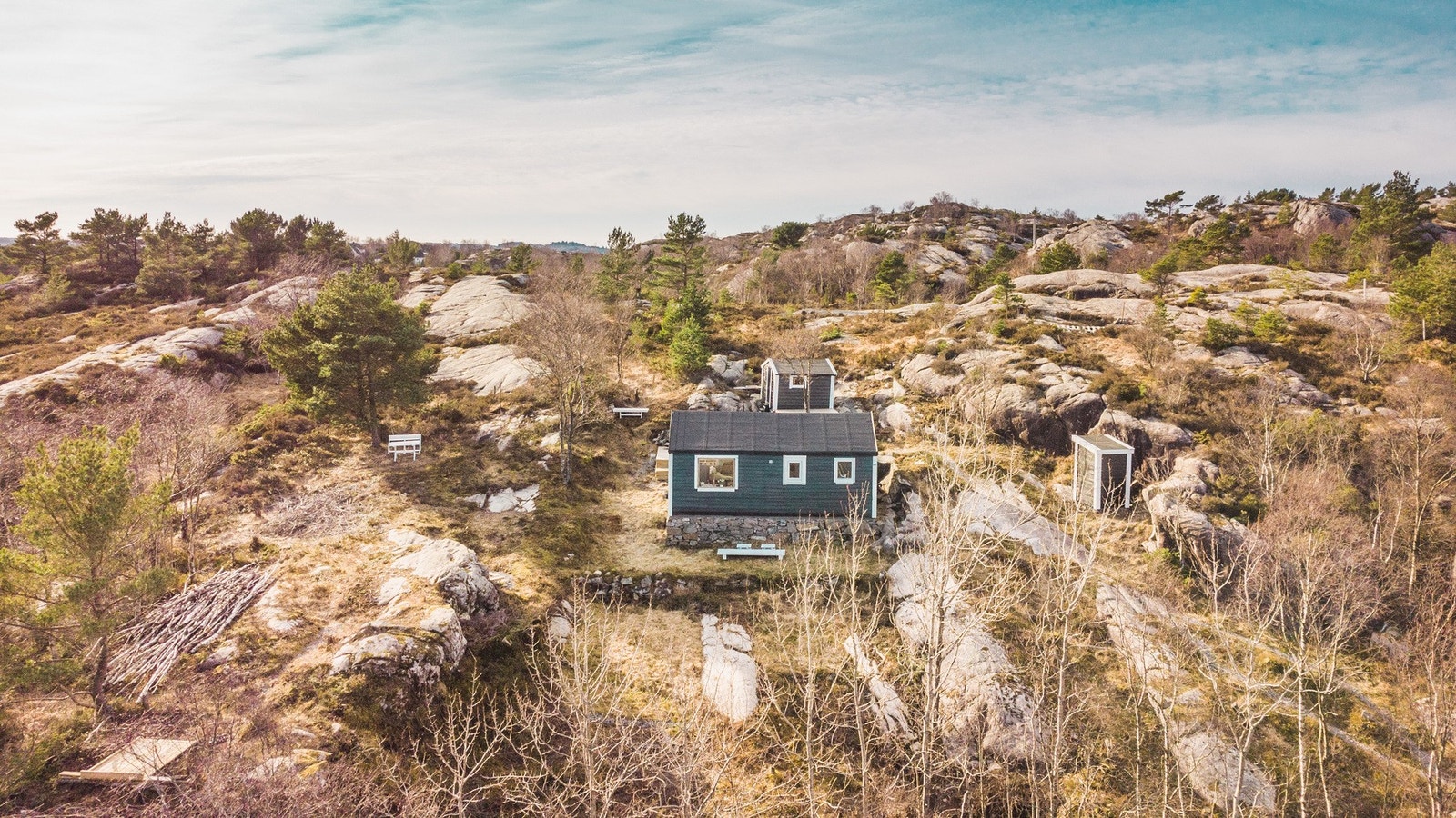 Det medfølger parkeringsplass ved Hanøy Samfunnshus. Det går en sti derfra til hytten. Galleribilde