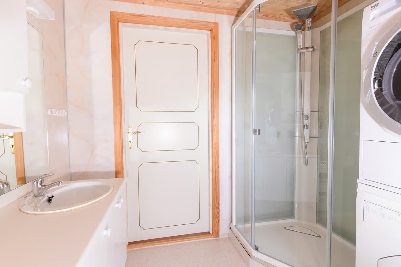 Bad med dusjkabinett og innredning med god plass til oppbevaring. Galleribilde