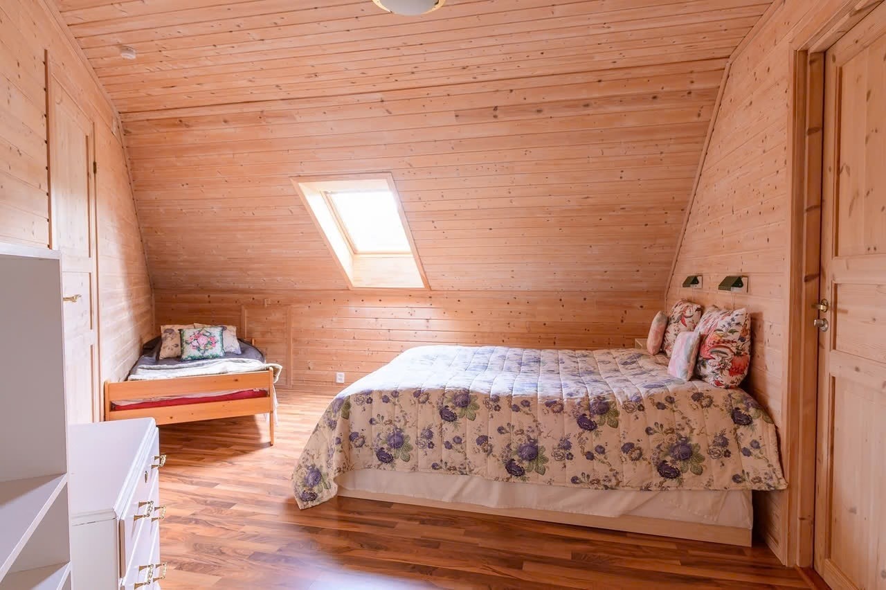 Soverommet har god plass til dobbelseng og oppbevaring. Galleribilde