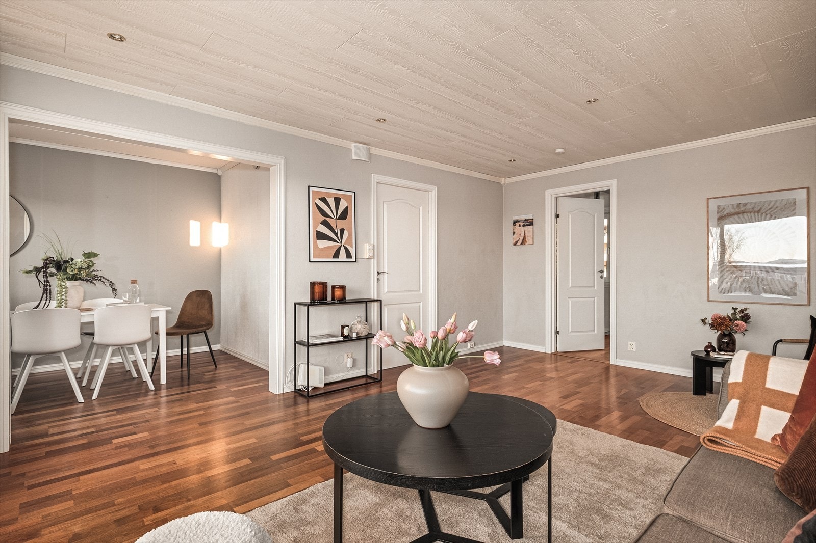 Fra stuen er det innhuk til en trivelig spisestue på 8,35 m². Galleribilde