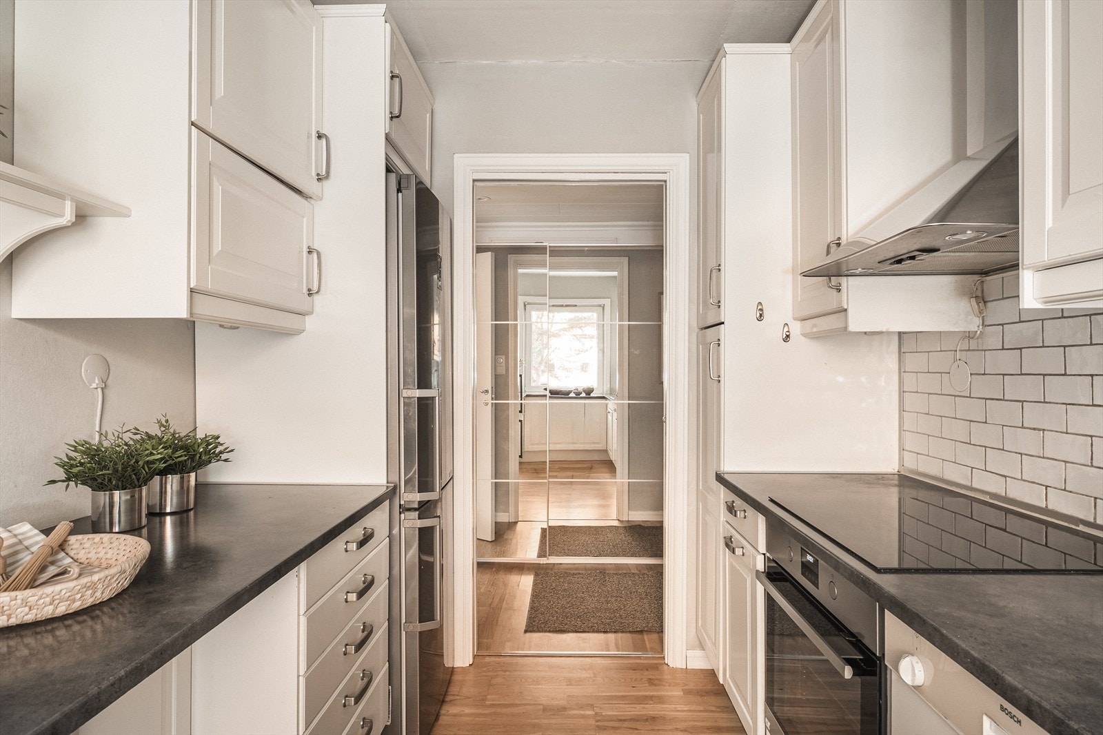 Ellers er kjøkkenet utstyrt med oppvaskmaskin, komfyr og platetopp. Kjøkkenet er av typen IKEA, og er meget praktisk utformet med godt av skap- og benkeplass. Galleribilde