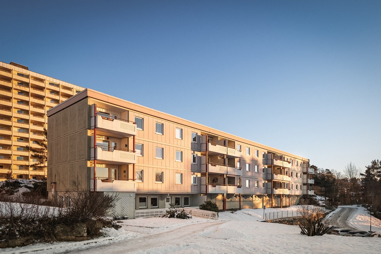 Leiligheten har en sentral beliggenhet i et attraktivt og veletablert borettslag i Fyllingsdalen. Området er stille, fredelig, og meget barnevennelig, men samtidig med korte avstander til alt man måtte trenge i hverdagen! Galleribilde