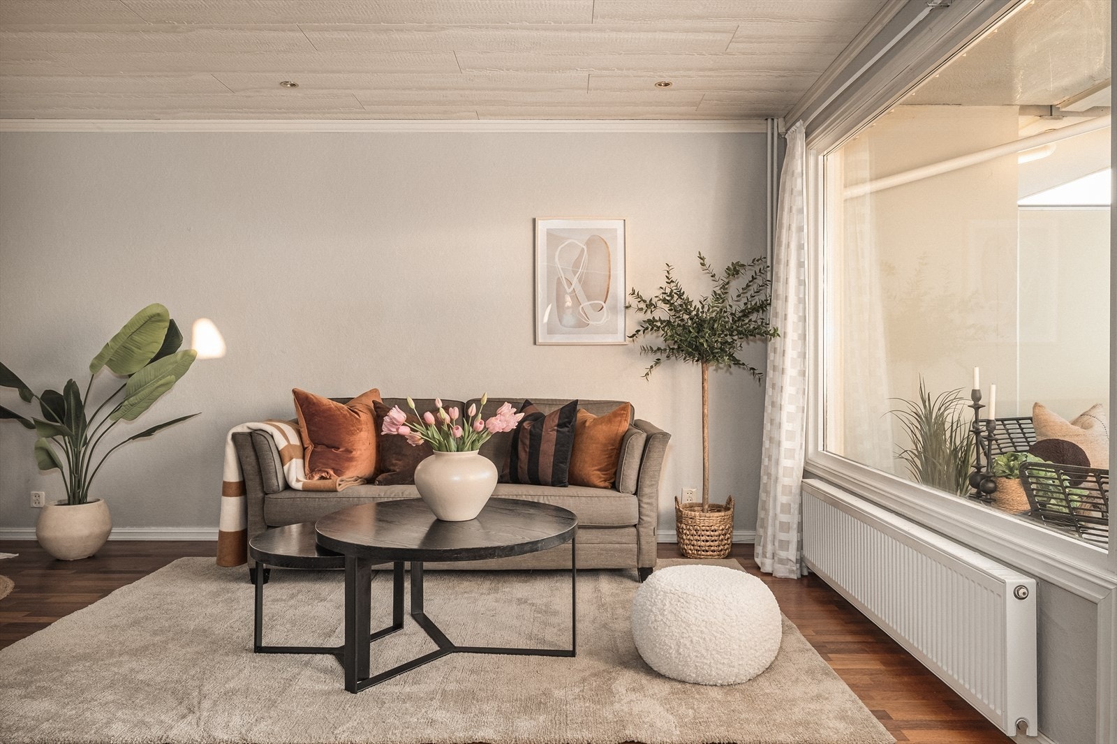 Store vindusflater sikrer rikelig med naturlig lysinnslipp som setter et lyst og fint preg over rommet. Galleribilde