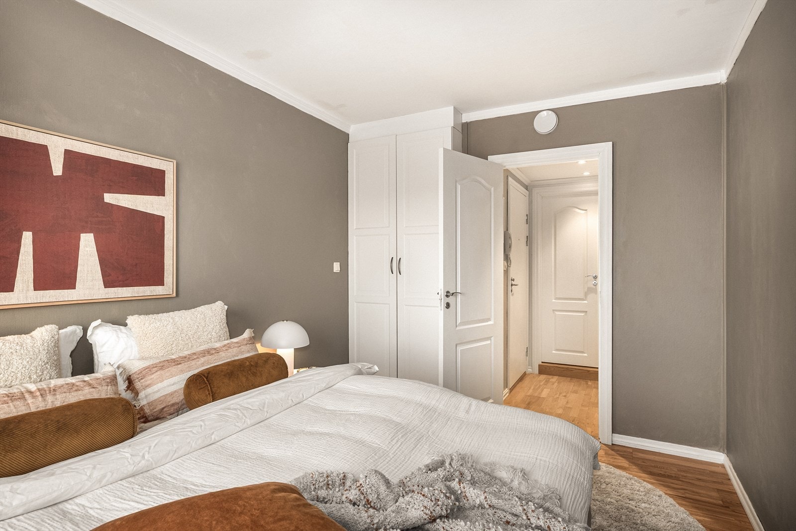 Leilighetens hovedsoverom er av god størrelse og måler 11,15 m². Galleribilde