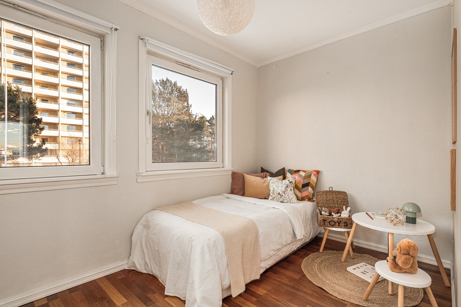Det andre soverommet måler 8,96 m² og passer ypperlig til både barnerom, gjesterom eller utleie. Galleribilde