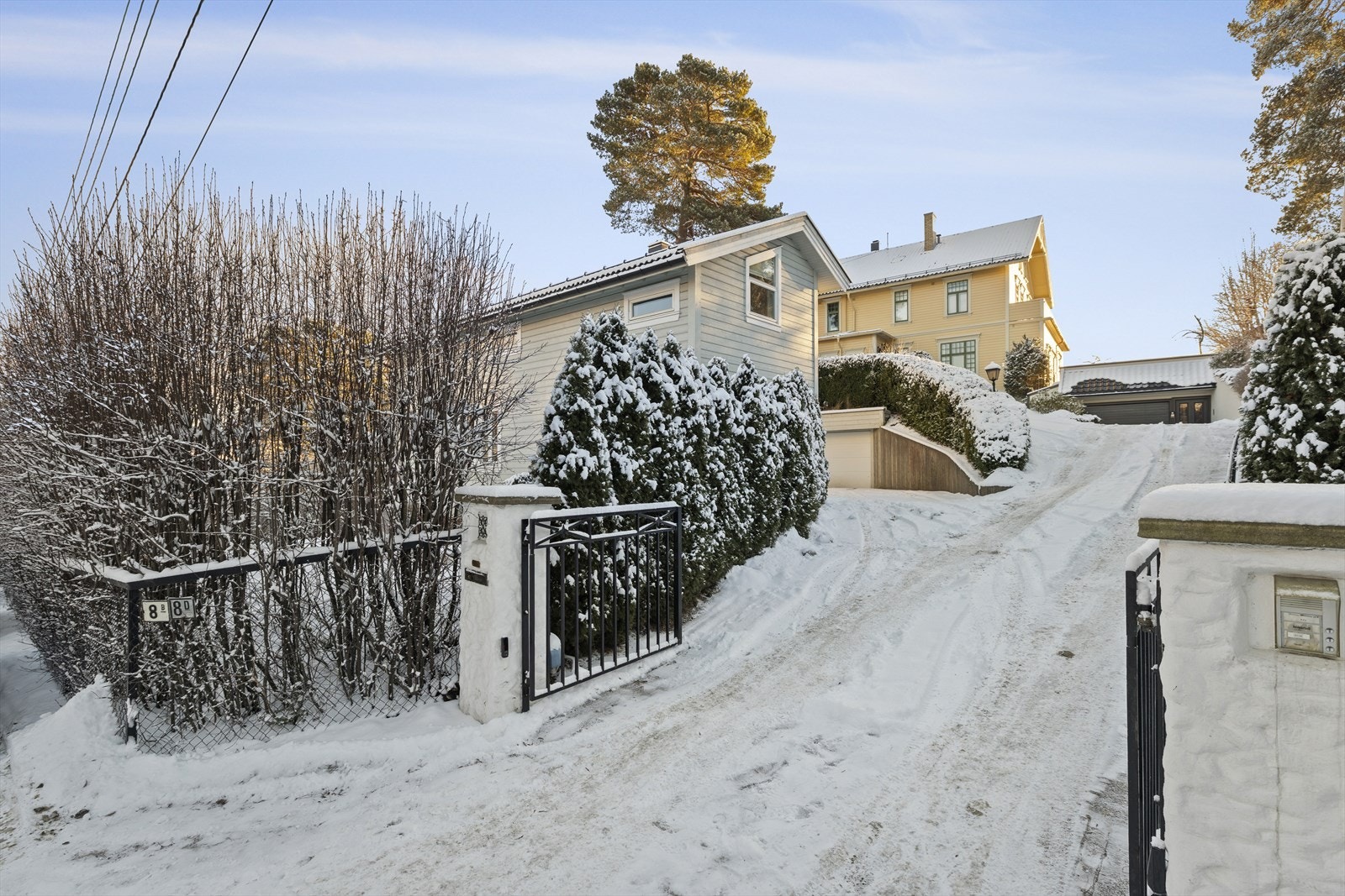 Felles innkjørsel med 8D, Galleribilde