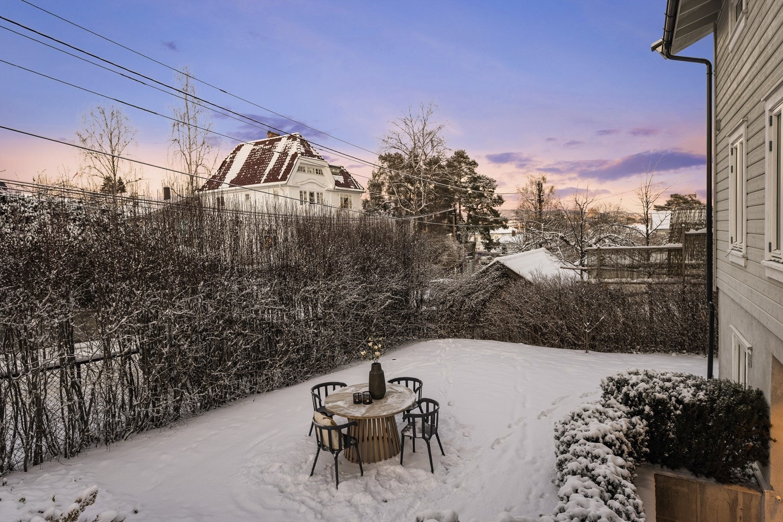 Det er god plass til trampoline utenfor plattingen. Galleribilde