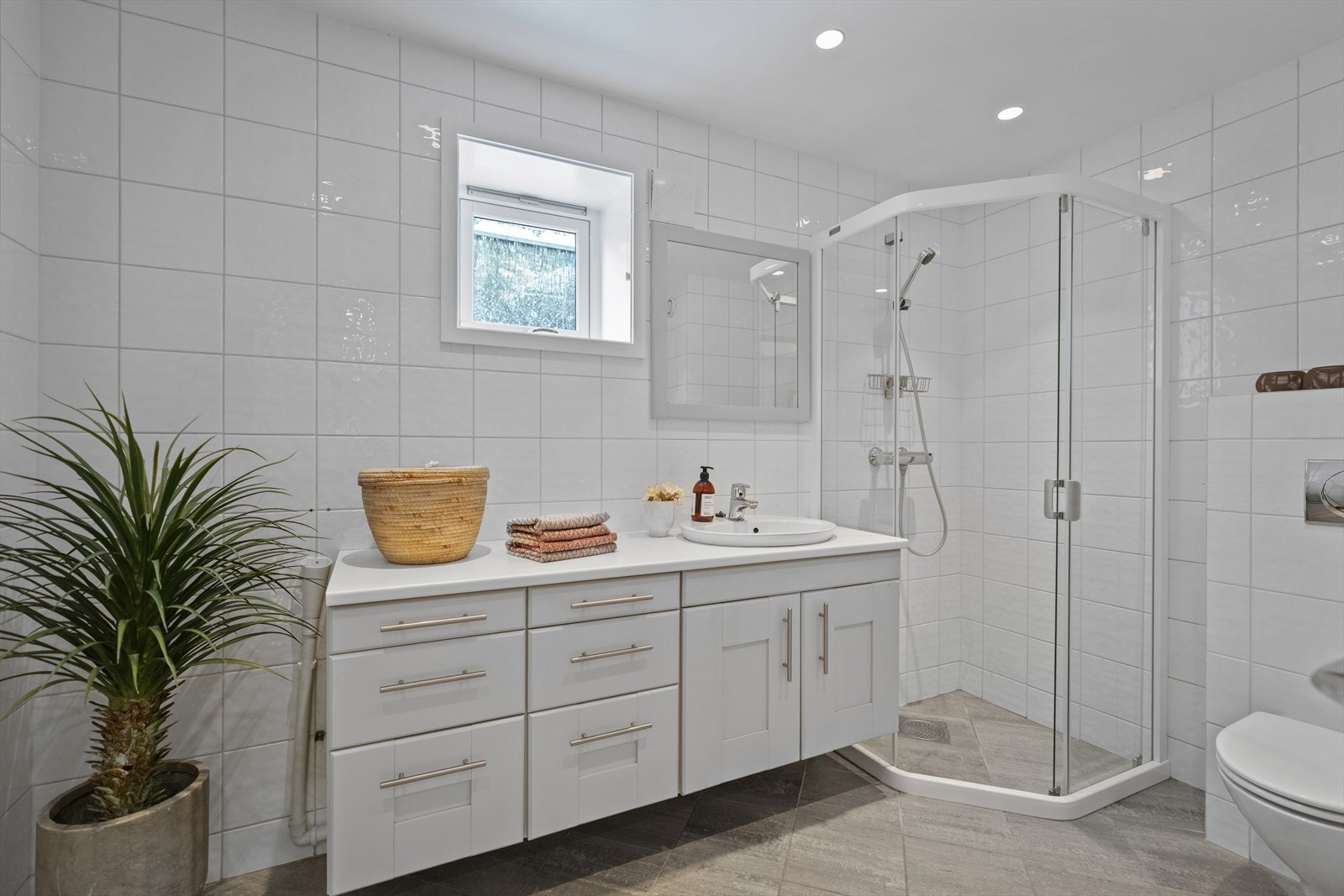 Romslig bad med opplegg til vaskemaskin/tørketrommel. Galleribilde