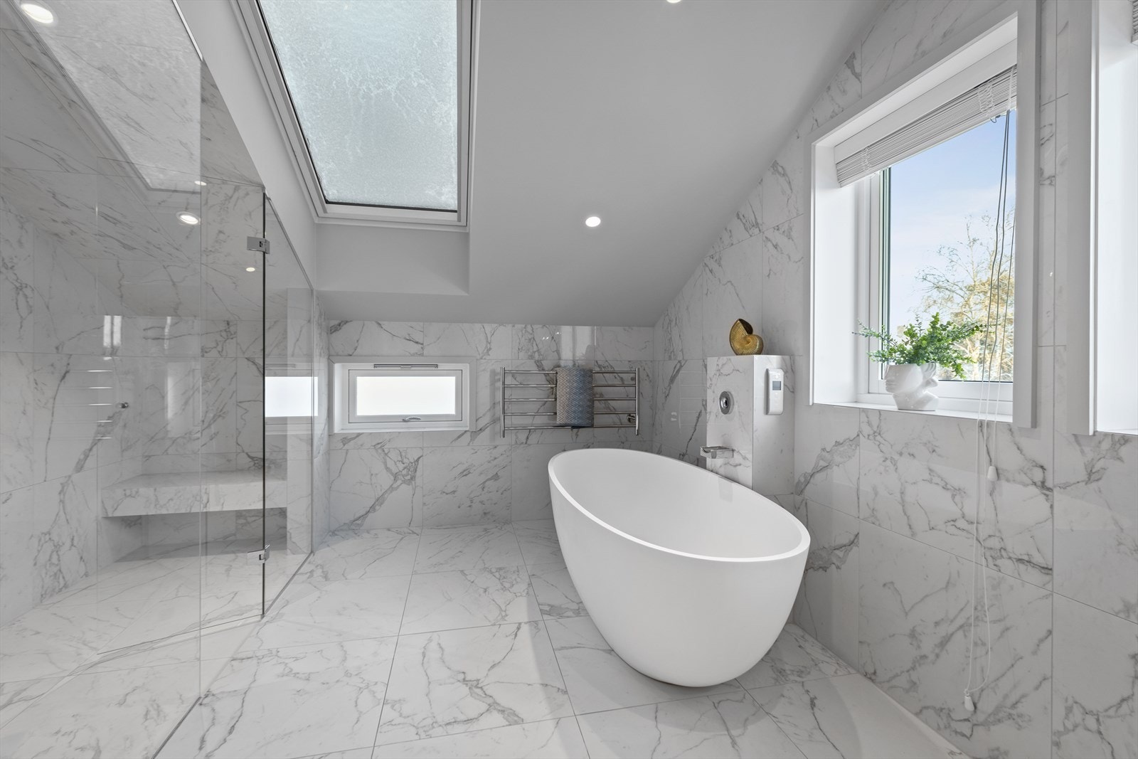 Superdeilig bad pusset opp i 2019 med frittstående badekar og stor dusj. Galleribilde