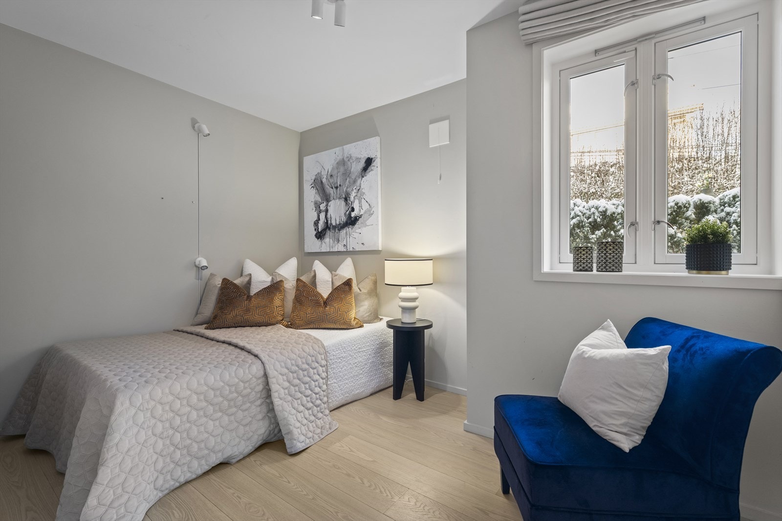 Soverom 2 vender også mot hagen. Galleribilde