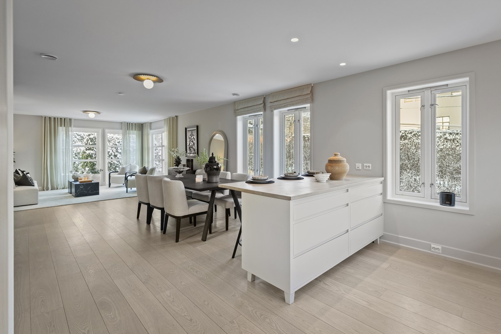 Det er montert liftgardiner på vinduene ved spiseplassen som følger med. Galleribilde