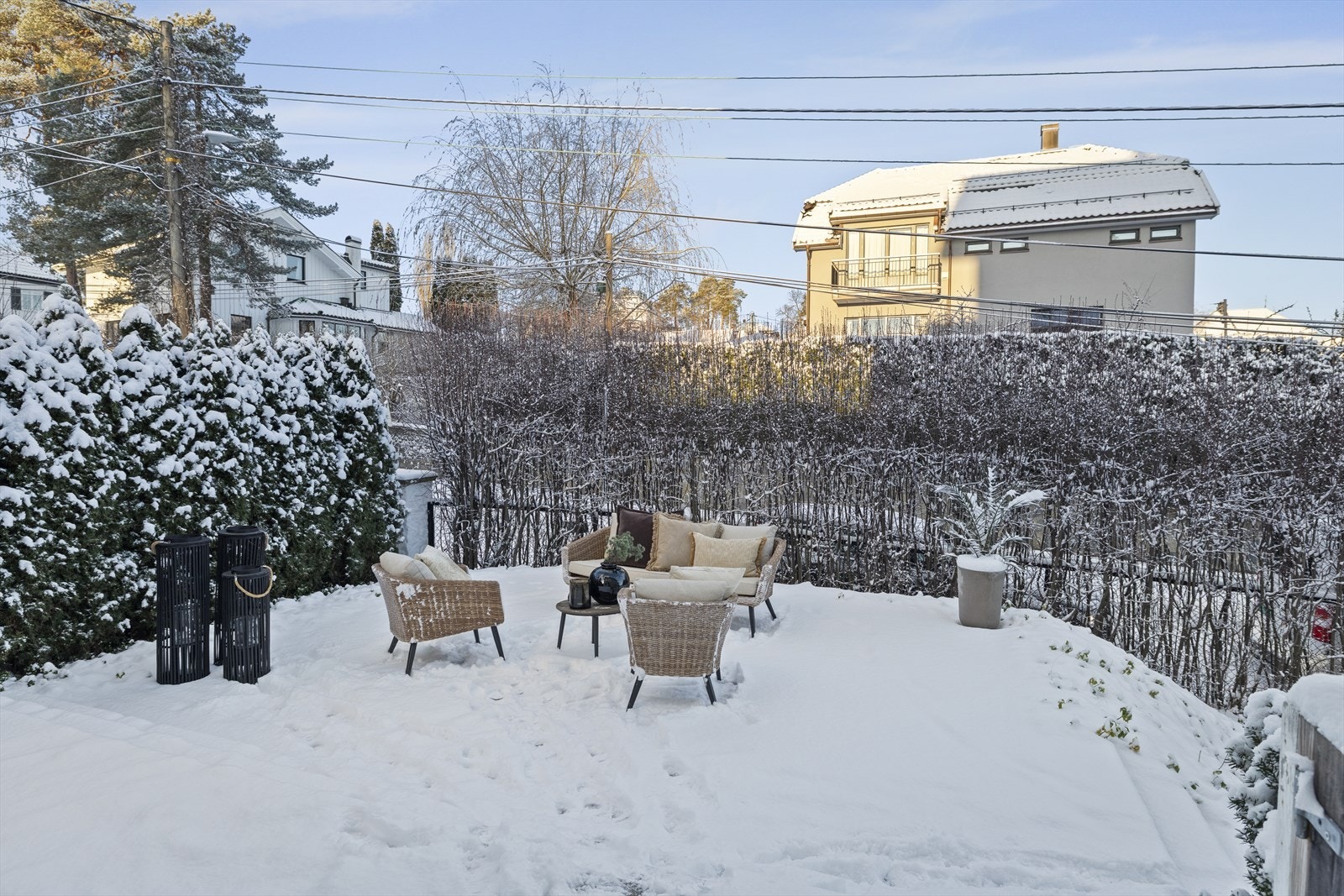 Det er beplantning på begge sider av trappen mellom plattingene. Galleribilde