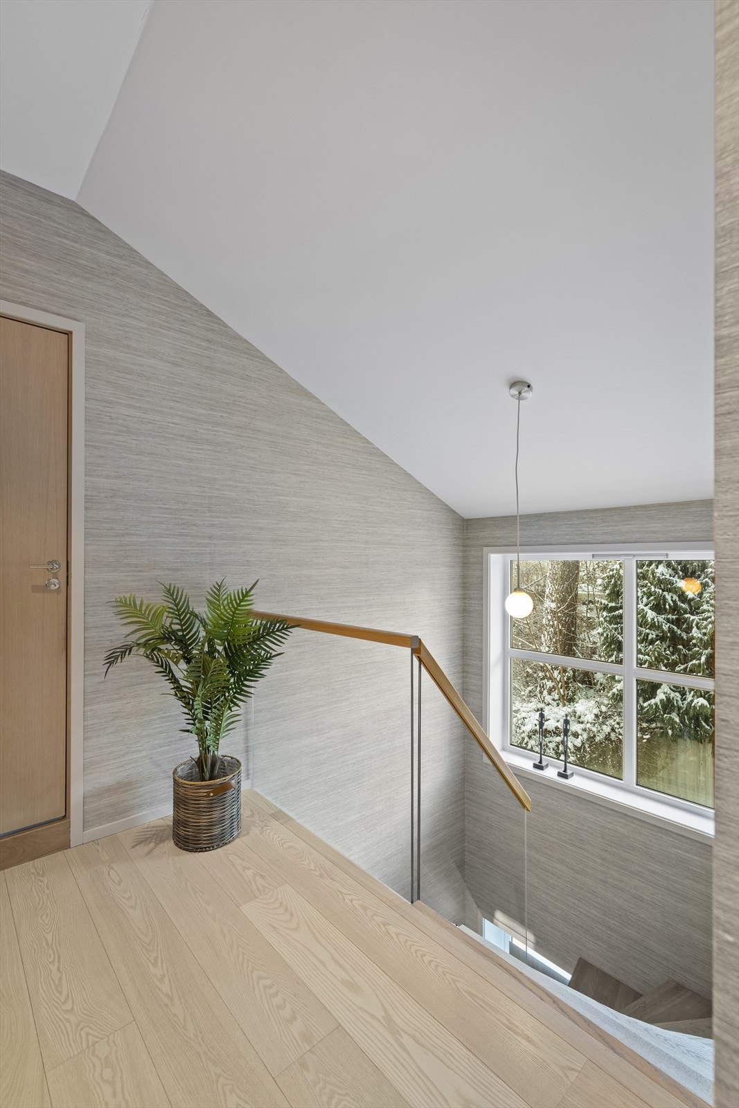 Fra gangen er det adkomst til alle soverommene samt badet. Rekkverk med galssfelt. Galleribilde