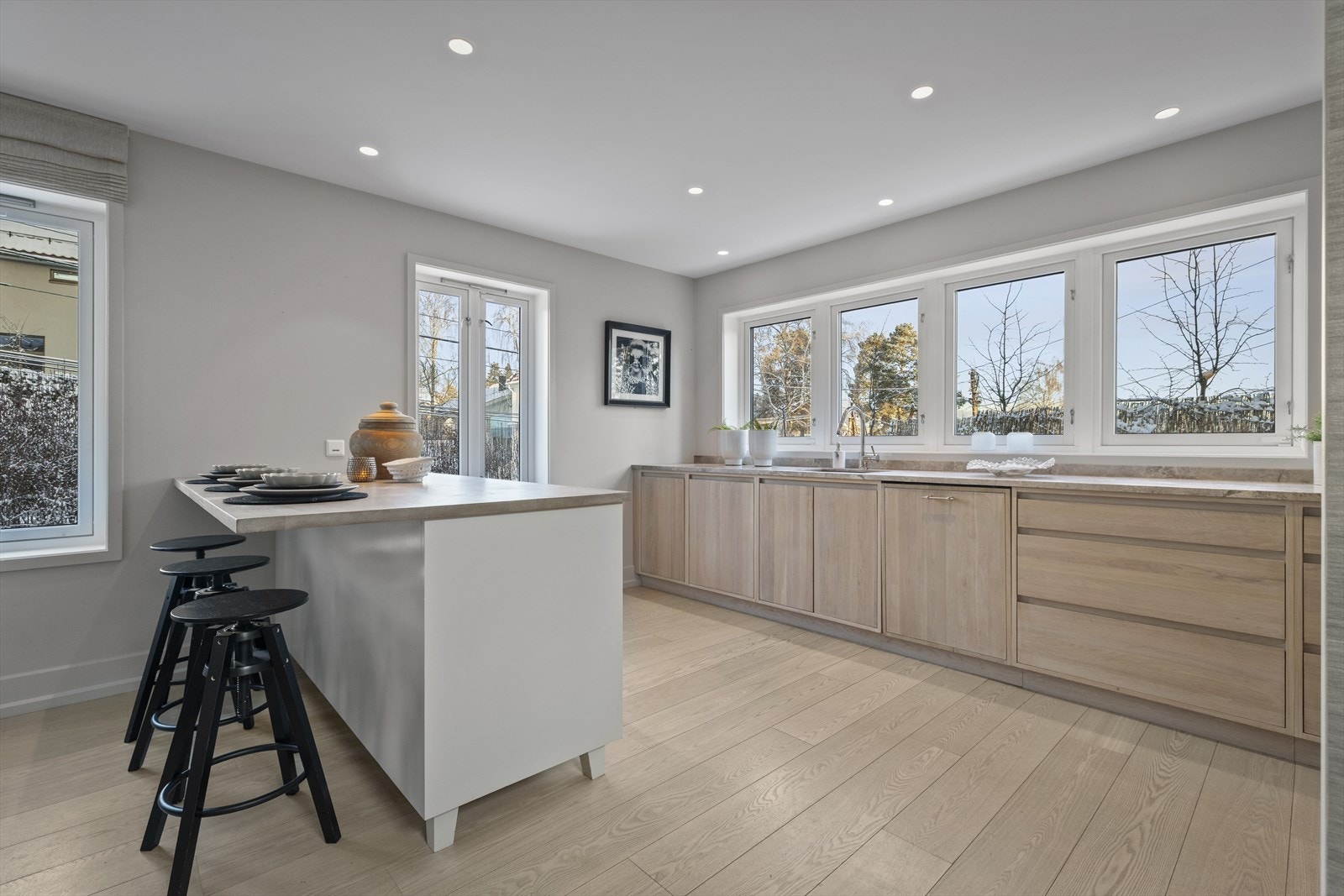 Heltre kjøkkeninnredningen er snekkerbygget av Risør Snekkeri AS i 2019. Galleribilde