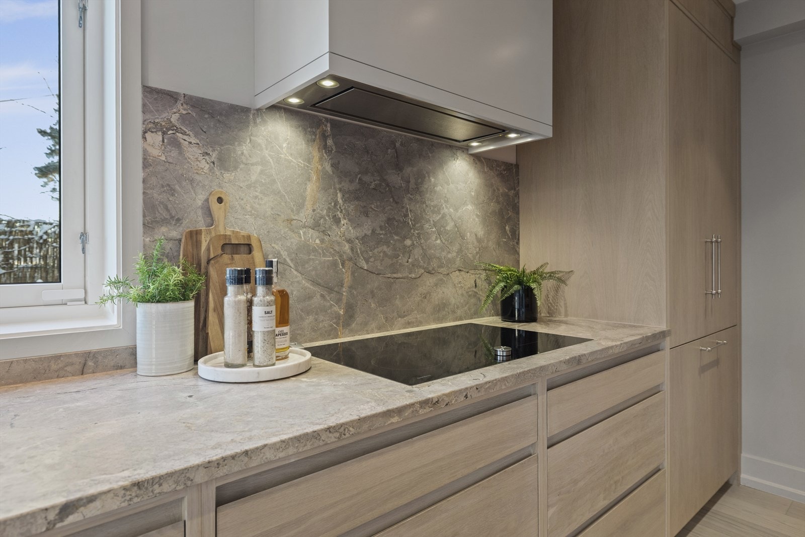 Backsplash også i lik marmor som benkeplaten. Galleribilde