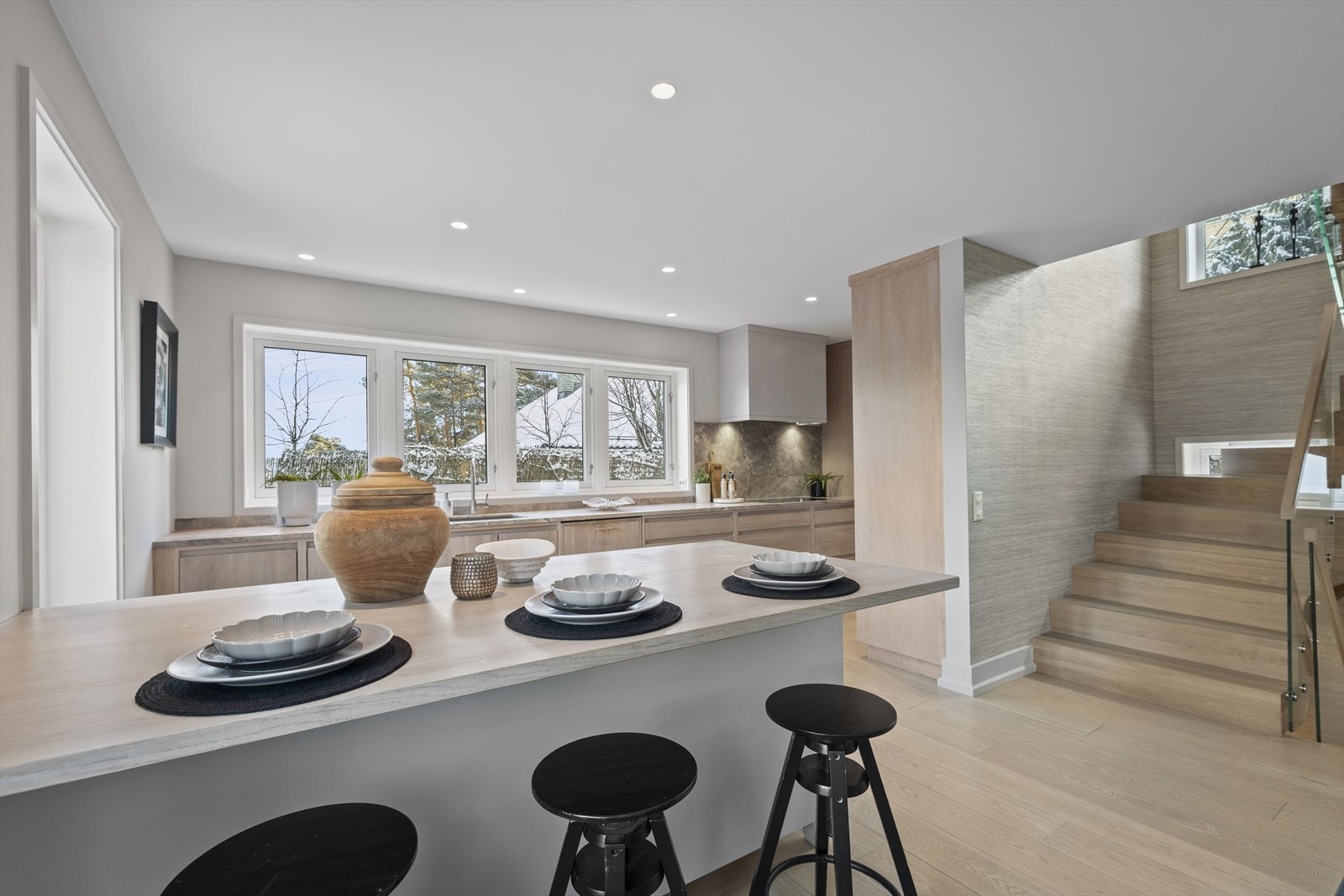 Herlig lys i 1.etg med vinduer på alle sider. Galleribilde