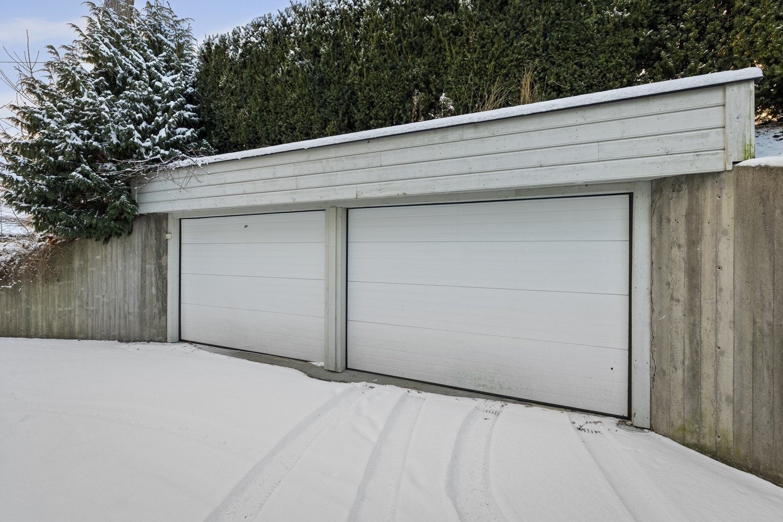 Dobbelgarasje med god plass til biler og oppbevaring. Det er garasjen til venstre som tilhører eneboligen. Galleribilde