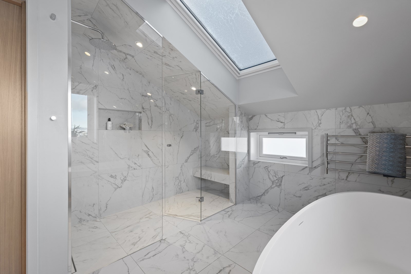 Dusjveggene er spesialtilpasset og levert av Glasstjenester AS. Armatur fra Kohler og levert av Fired Earth. Galleribilde