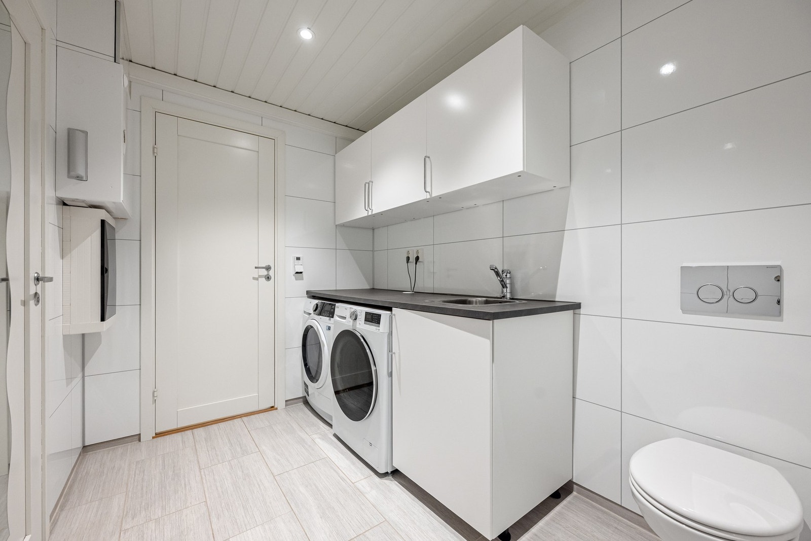 Her får du et eget vaskerom med toalett, benk, vask og gode oppbevaringsmuligheter. Galleribilde