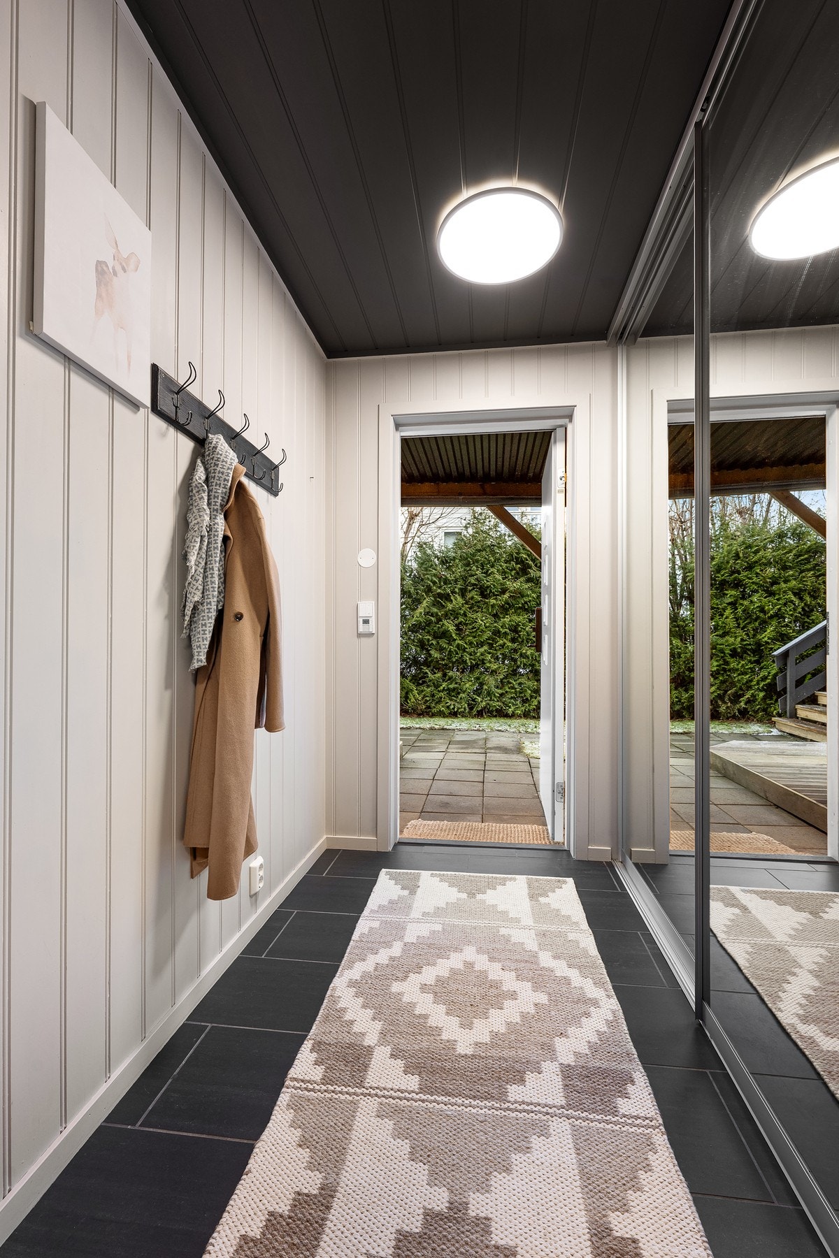 Flislagt entré med varmekabler og stor skyvedørsgarderobe. Galleribilde