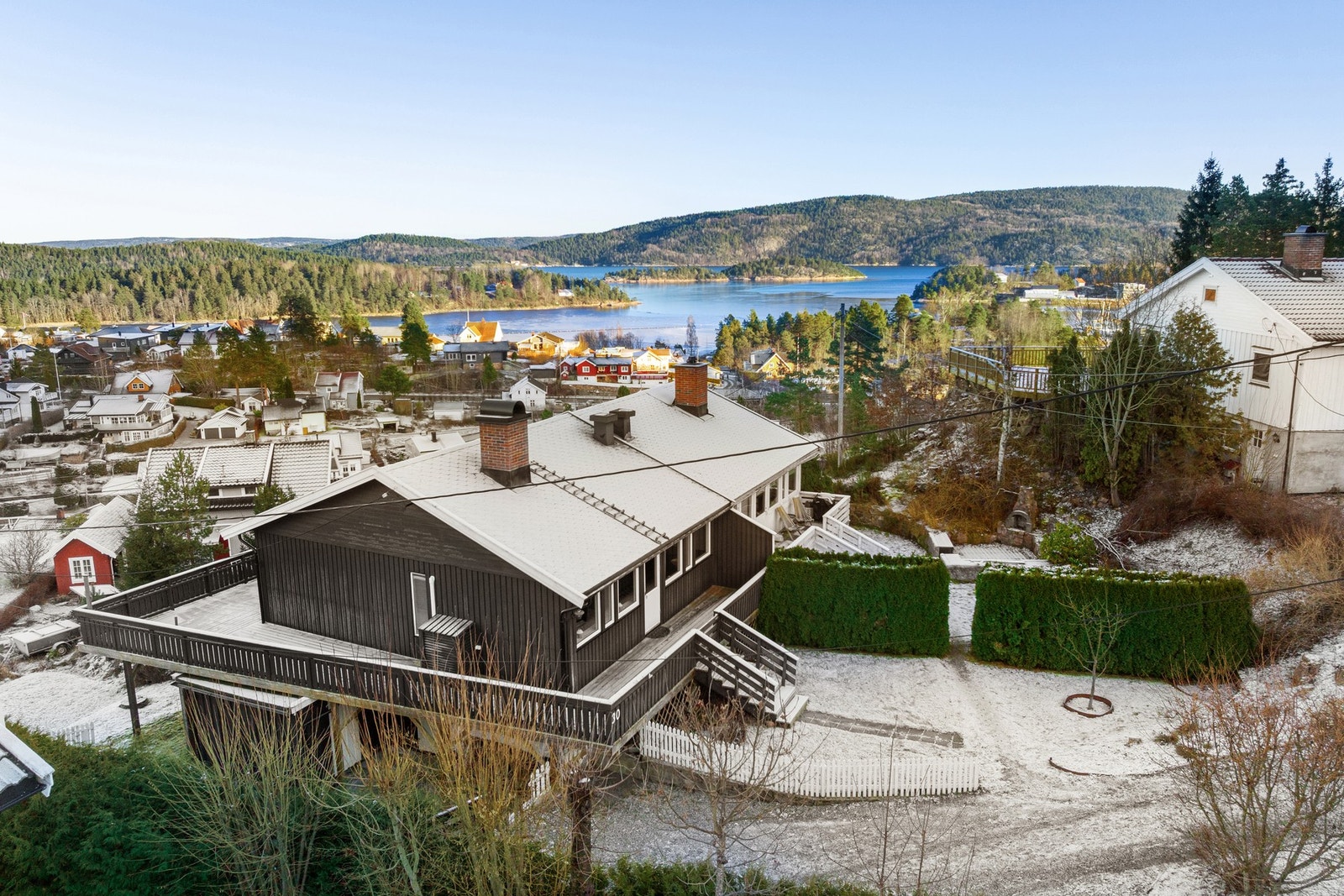 Eiendommen har gode solforhold, så her kan du flytte deg etter sola på den store terrassen. Galleribilde