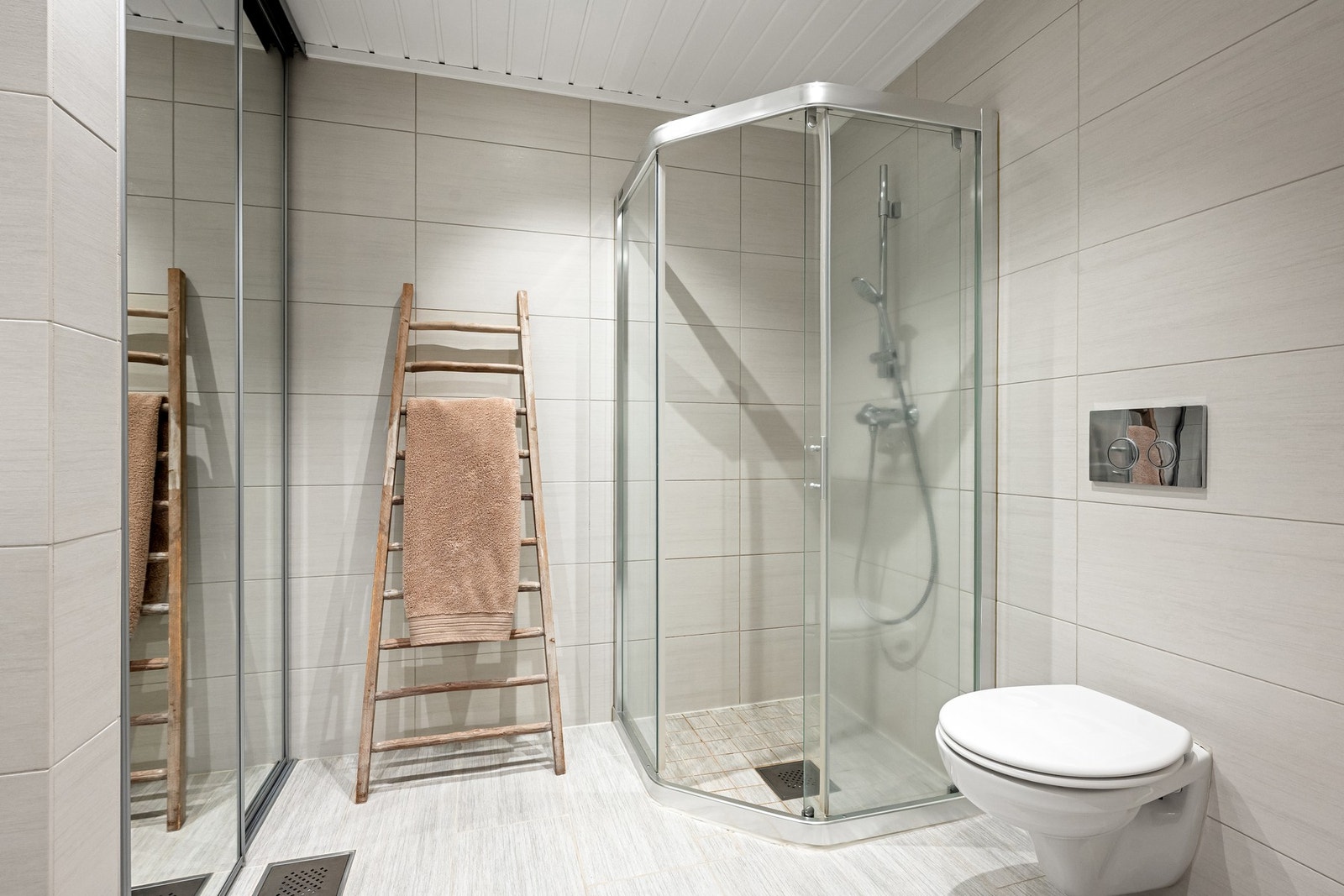 Badet er innredet med servant, dusjkabinett og WC. Galleribilde