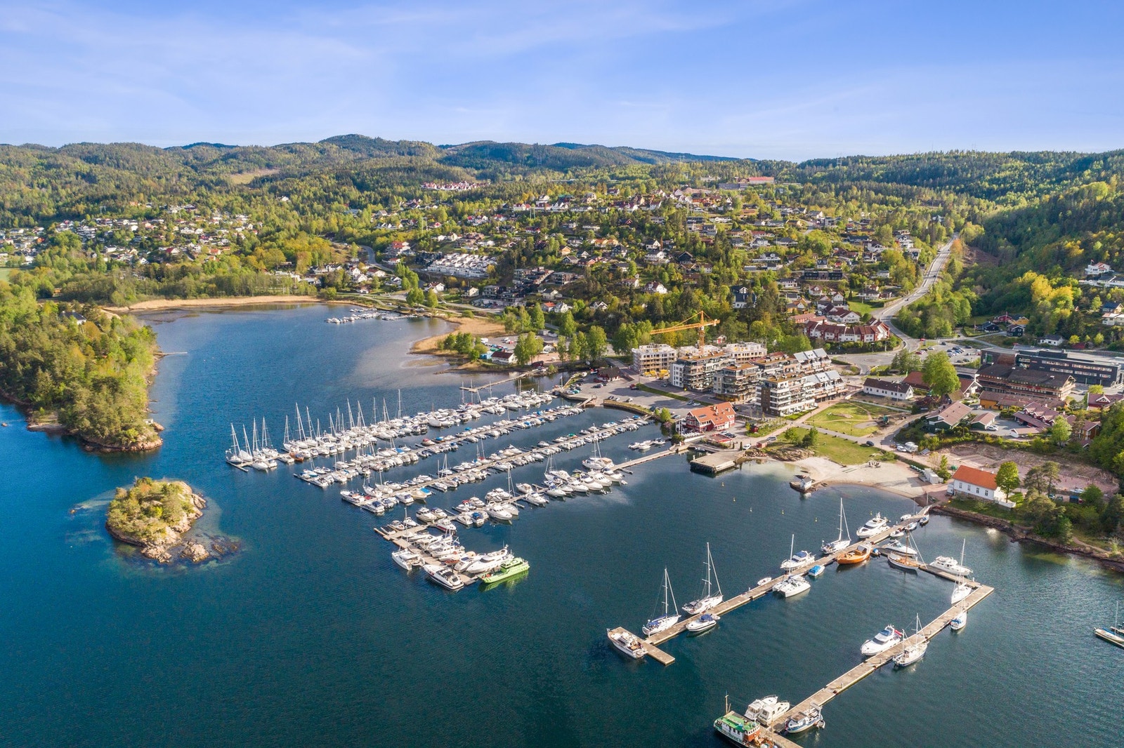 I Sætre sentrum finner du et flott havneområde med både marina og bystrand. Galleribilde