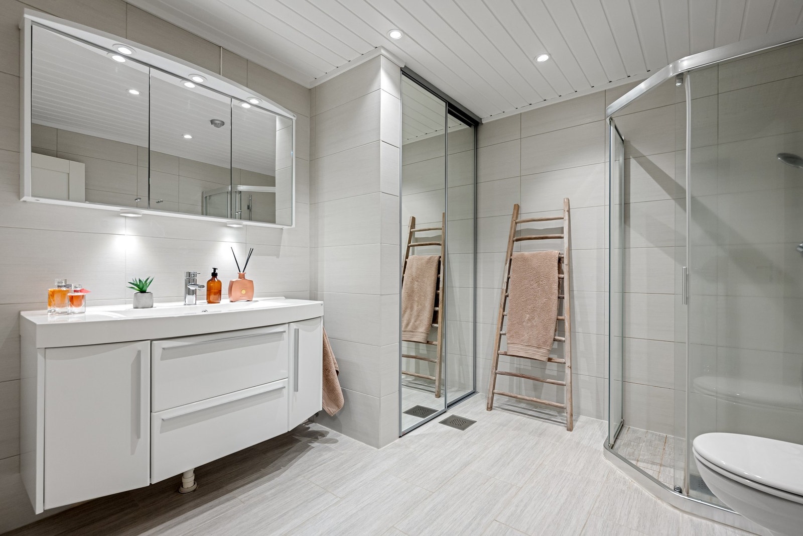 Romslig baderom med behagelig gulvvarme og moderne downlights i himlingen. Galleribilde