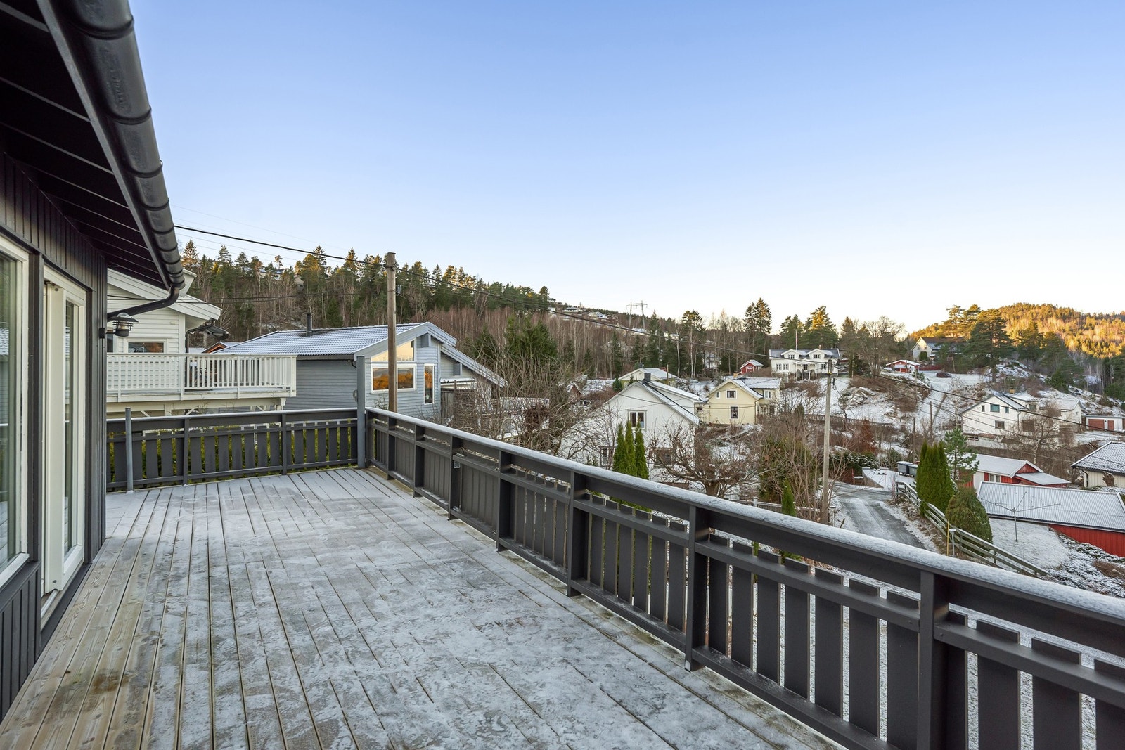 Terrassens størrelse gir god plass til komfortable utemøbler. Galleribilde