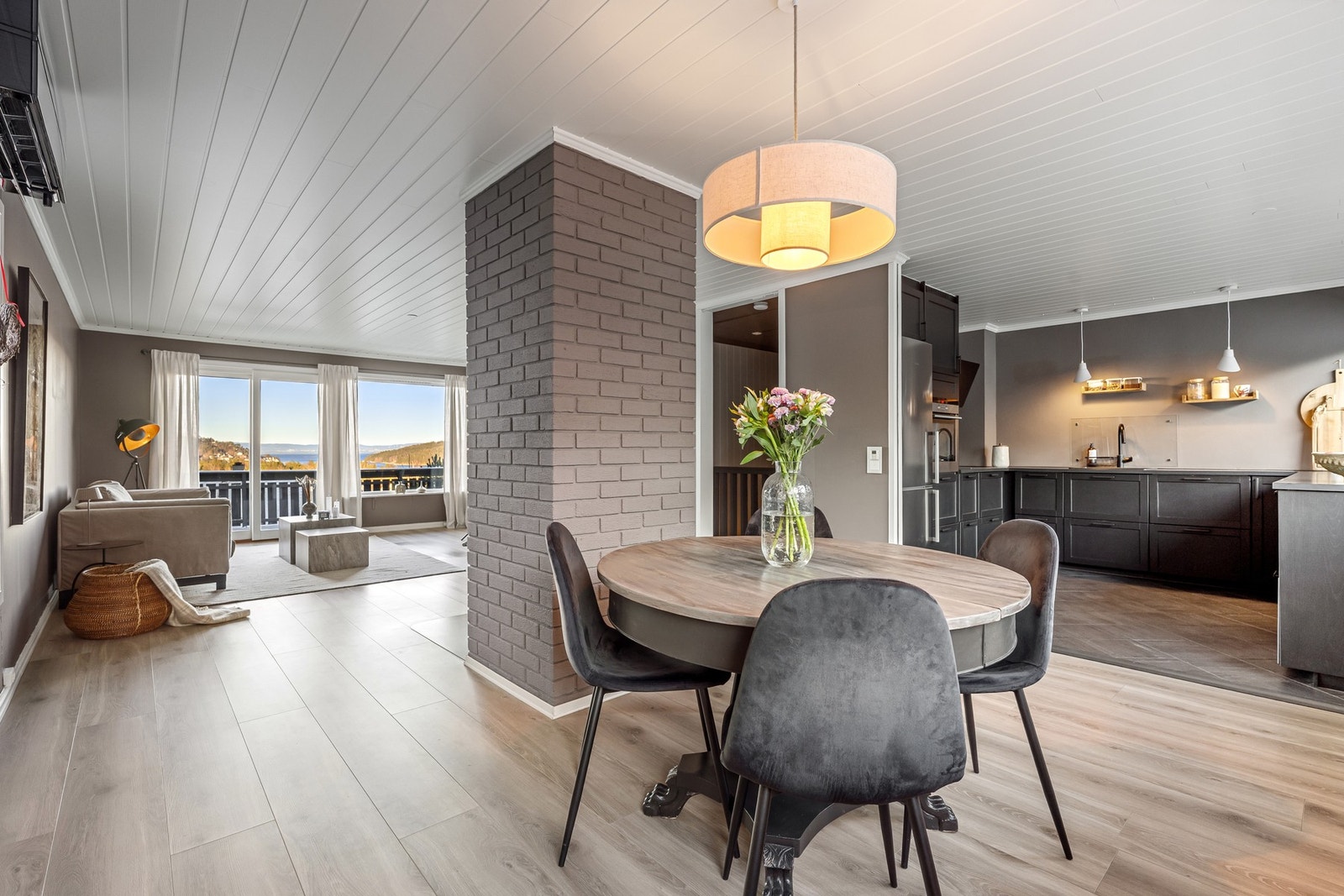 Oppe i 1. etasje er det en stor stue med delvis åpen kjøkkenløsning. Galleribilde