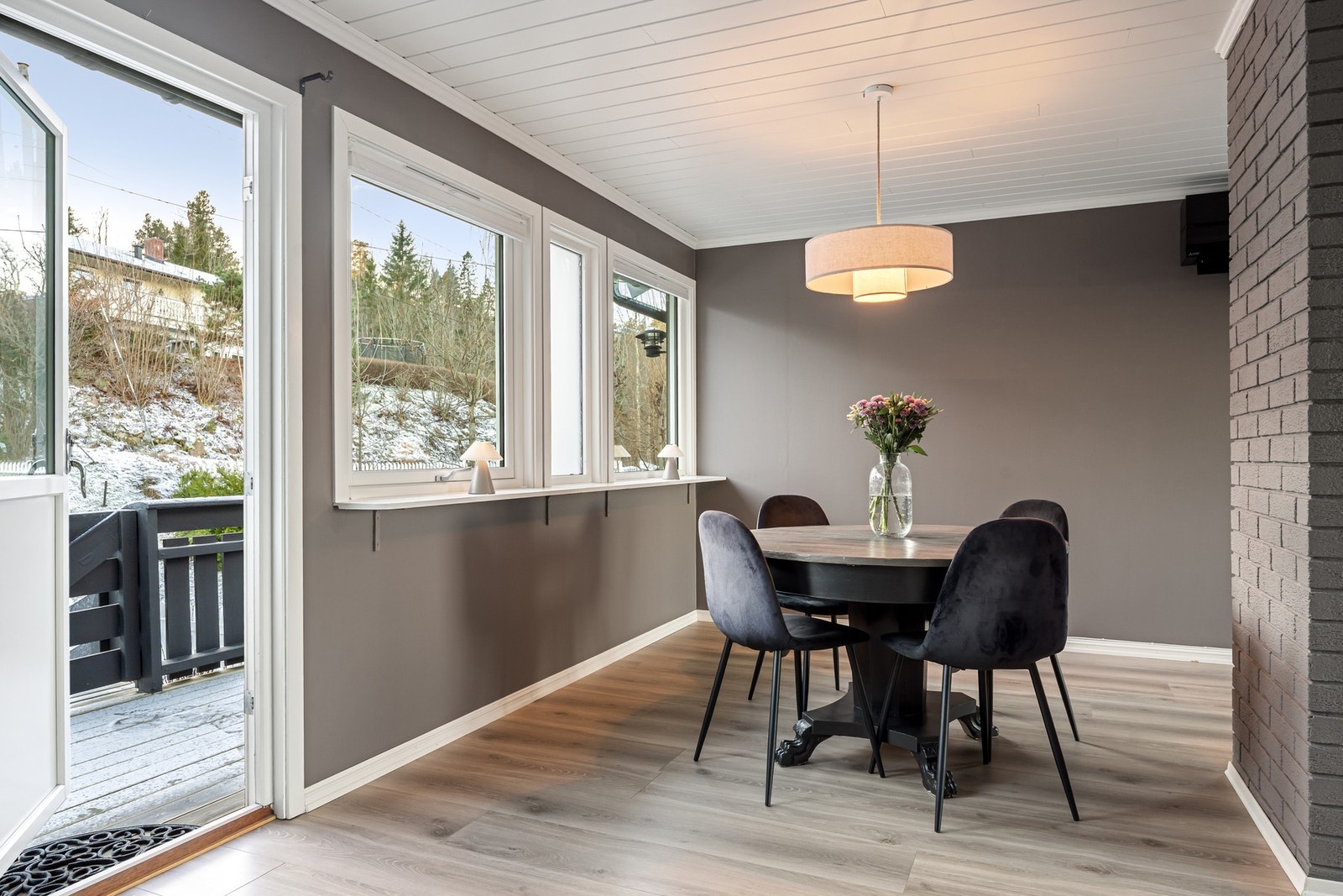 Det er to utganger til terrassen. Her fra kjøkkenet. Galleribilde