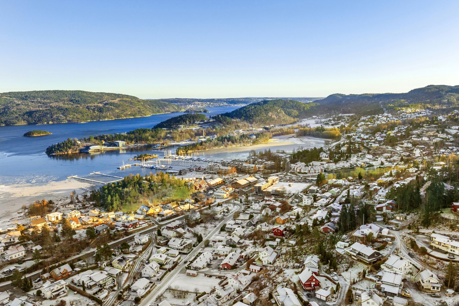 Det tar kun 8 minutter å rusle ned til Sætre sentrum. Galleribilde