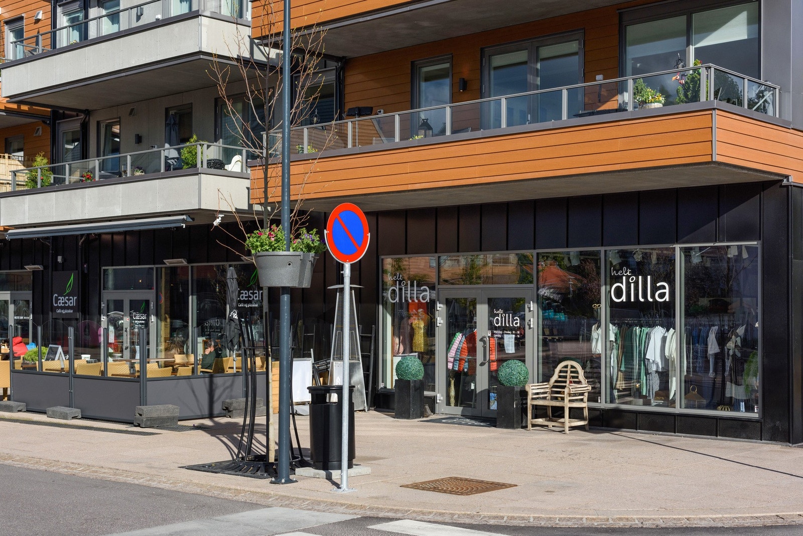 Nærområdet byr på flere klesbutikker, lege- og tannlegesenter, yoga og mye mer. Galleribilde