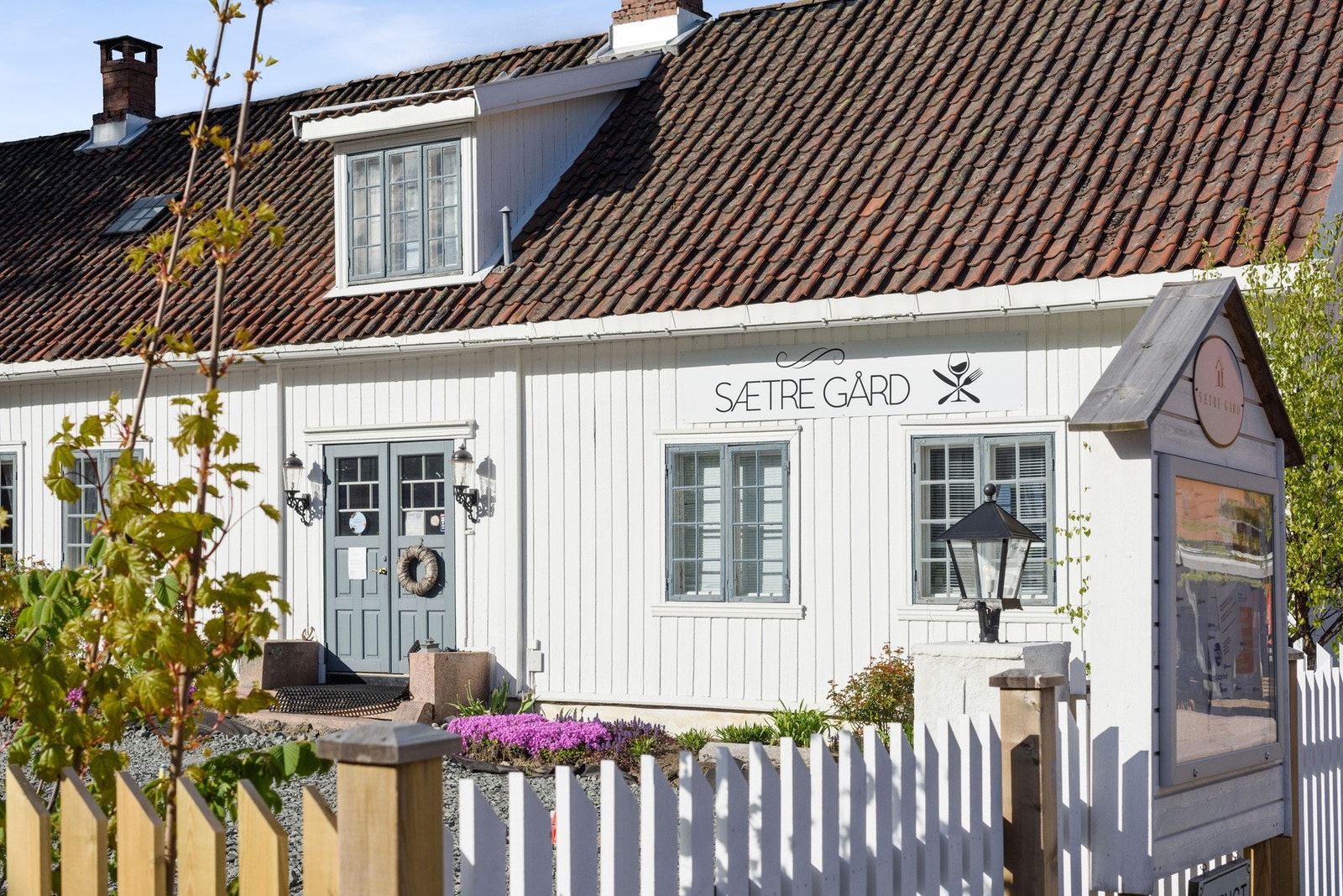 Sætre Gård byr på nydelige matopplevelser i et historisk miljø fra 1700-tallet. Galleribilde