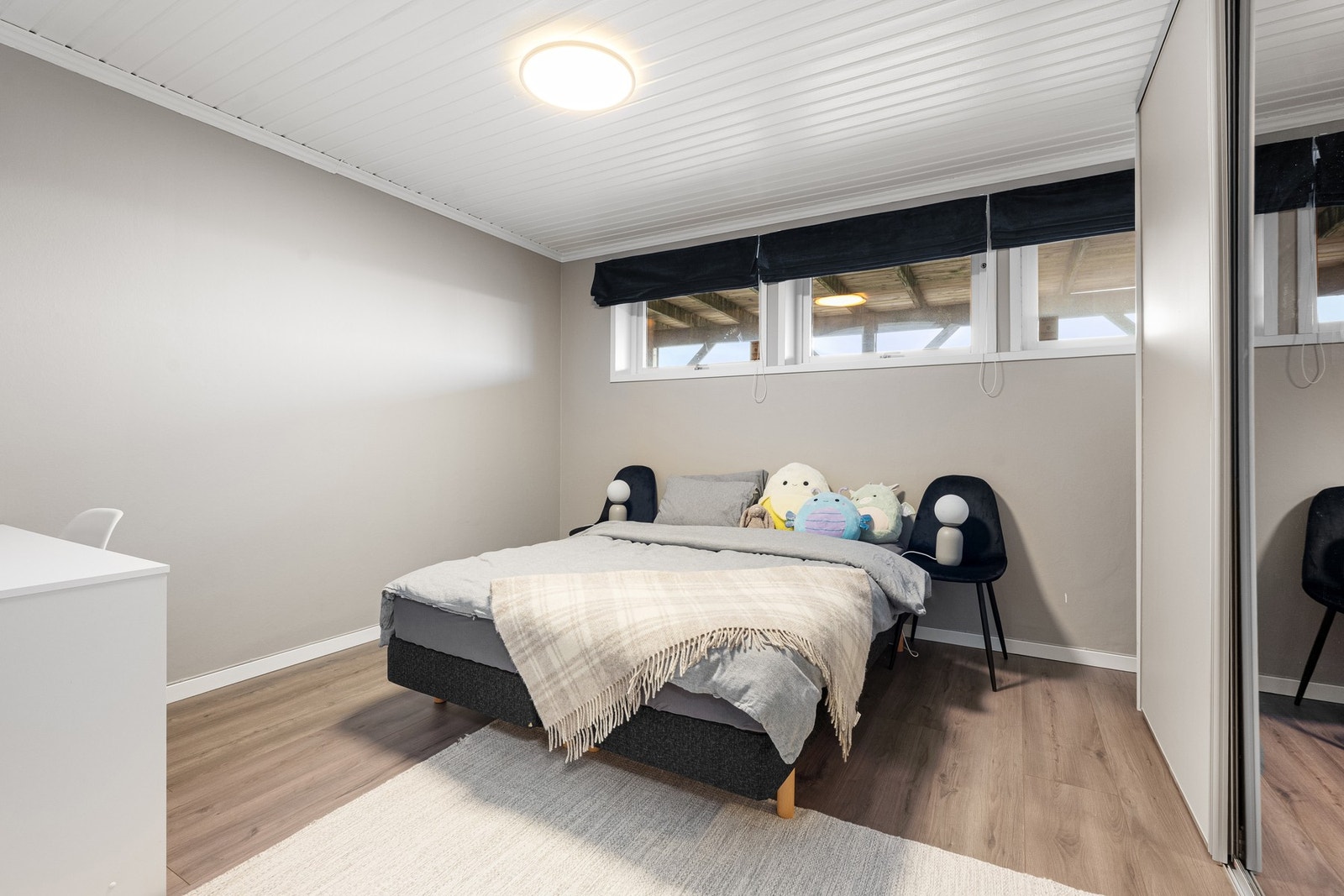 Det største soverommet i underetasjen har god plass til dobbeltseng og en stor skyvedørsgarderobe. Galleribilde