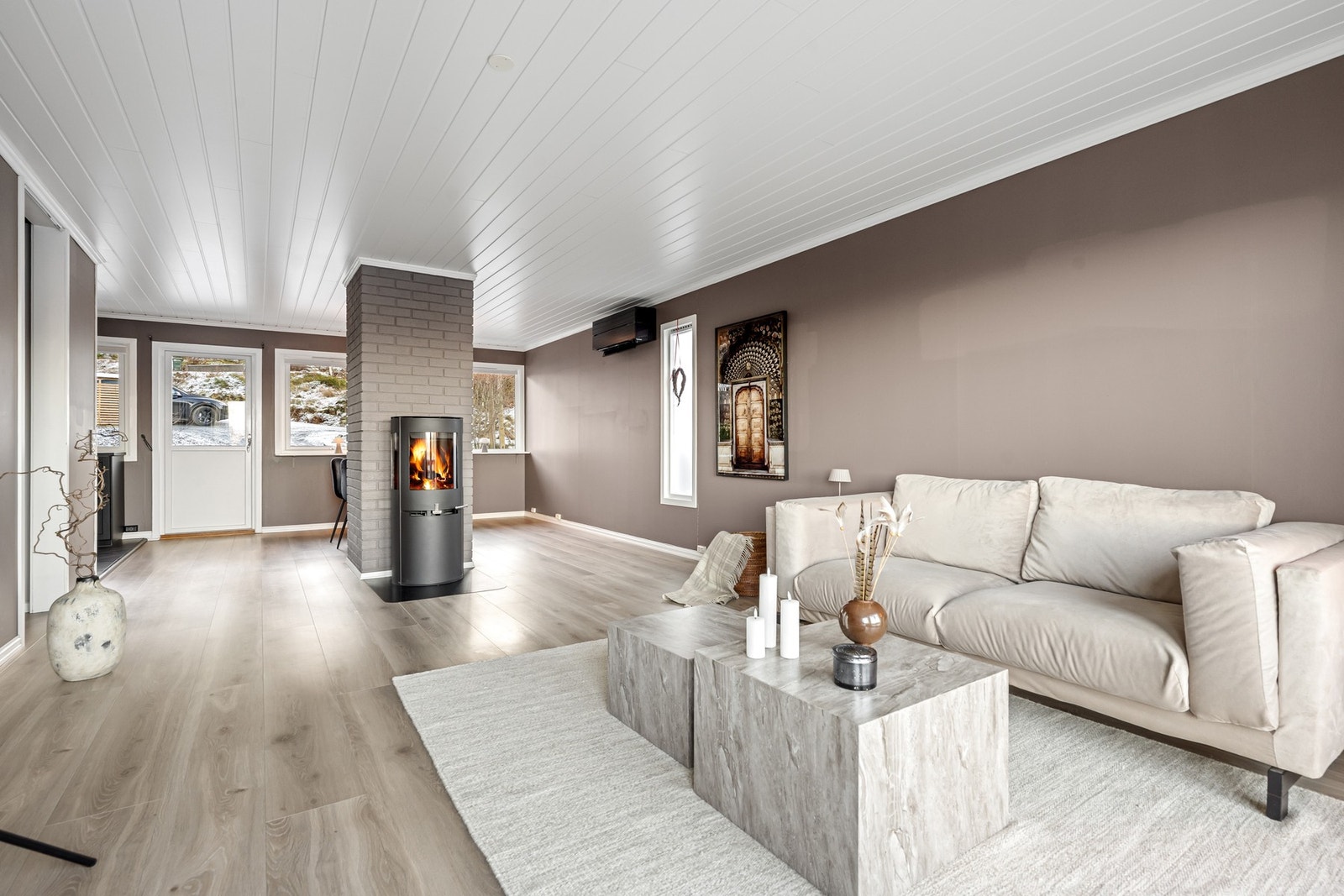 I stuen er det en peisovn og varmepumpe for de ekstra kjølige kveldene. Galleribilde