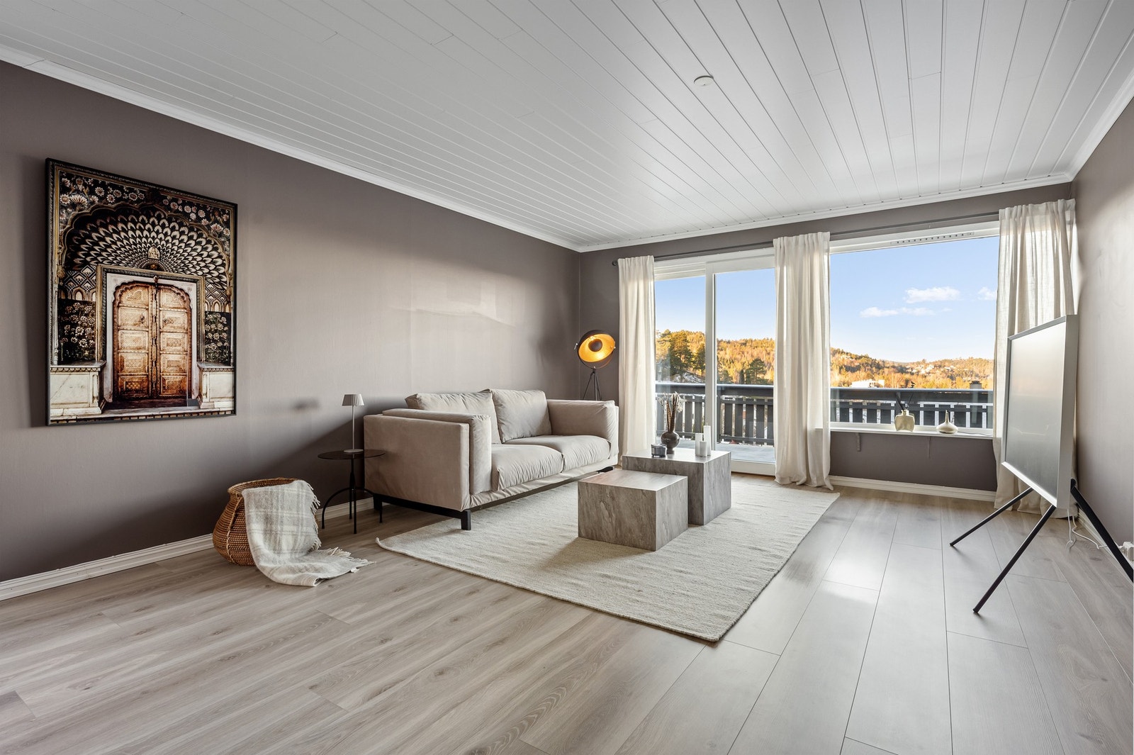 Her er det god plass til sofakrok, bord og tv-møblement. Galleribilde