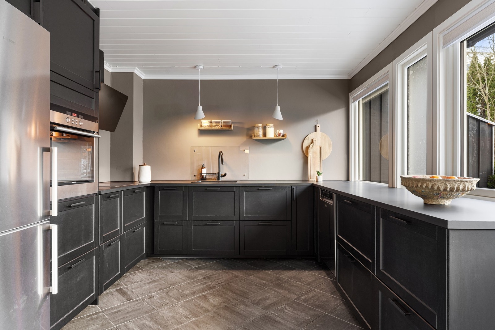 Kjøkkenet er fra 2022 med integrerte hvitevarer og behagelig gulvvarme. Galleribilde