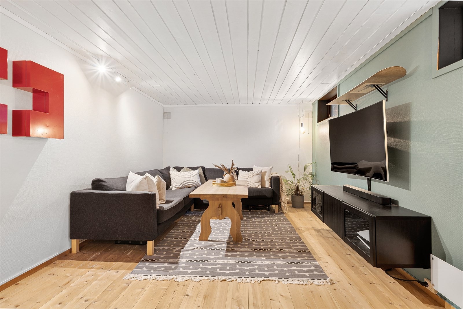 Underetasjen er i dag innredet som en kjellerstue. Rommet er ypperlig innredet for de minste med sofa, TV-hjørne og måler hele 18 m². Underetasjen har også godt med bodplass i tre boder med et samlet areal på ca. 36 m² totalt. Galleribilde