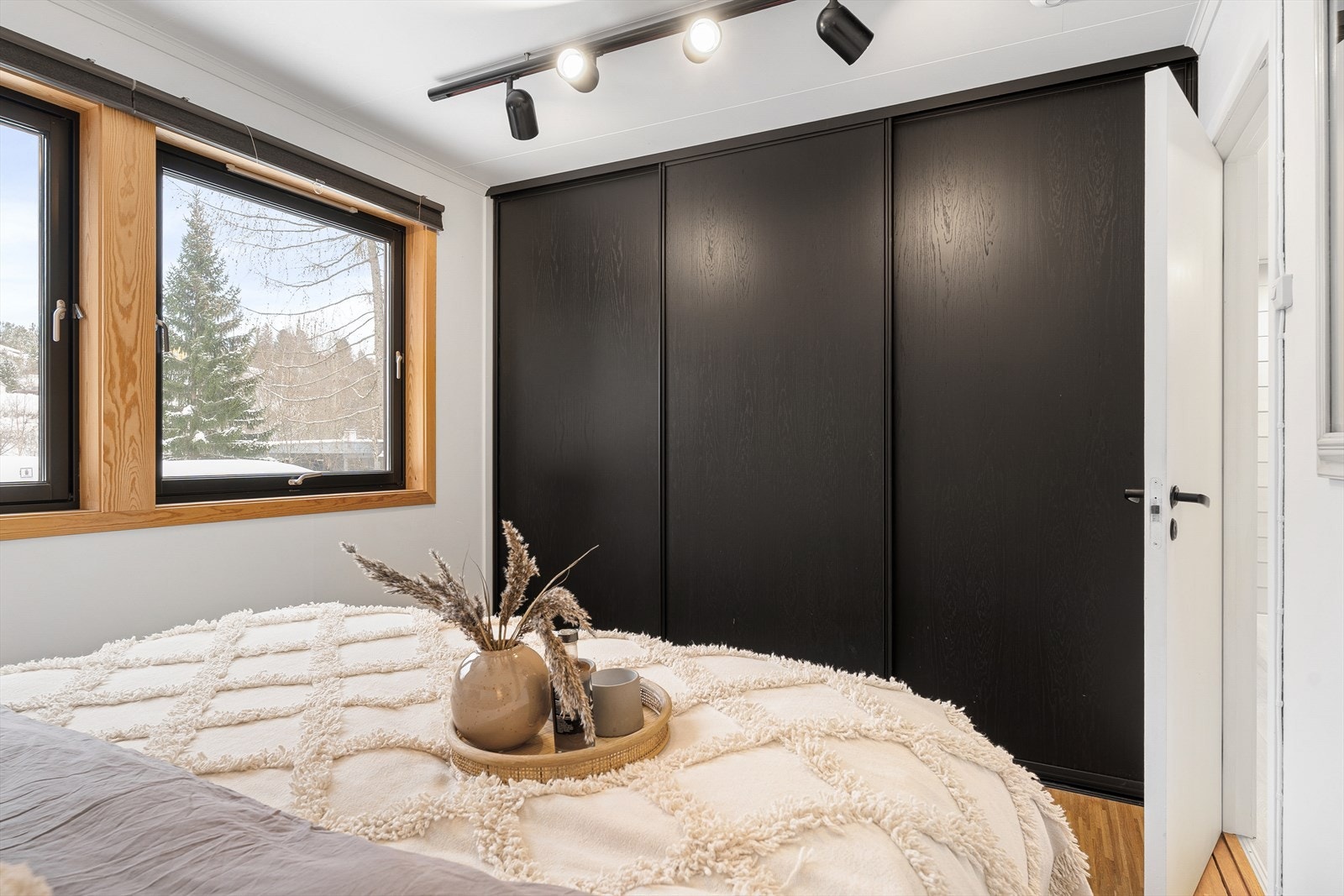 Rommet lar seg enkelt innrede med dobbeltseng og nattbord på hver side, og er innredet med en praktisk, plassbygd skyvedørsgarderobe med rikelig oppbevaringsplass til klær og annet tøy. Galleribilde