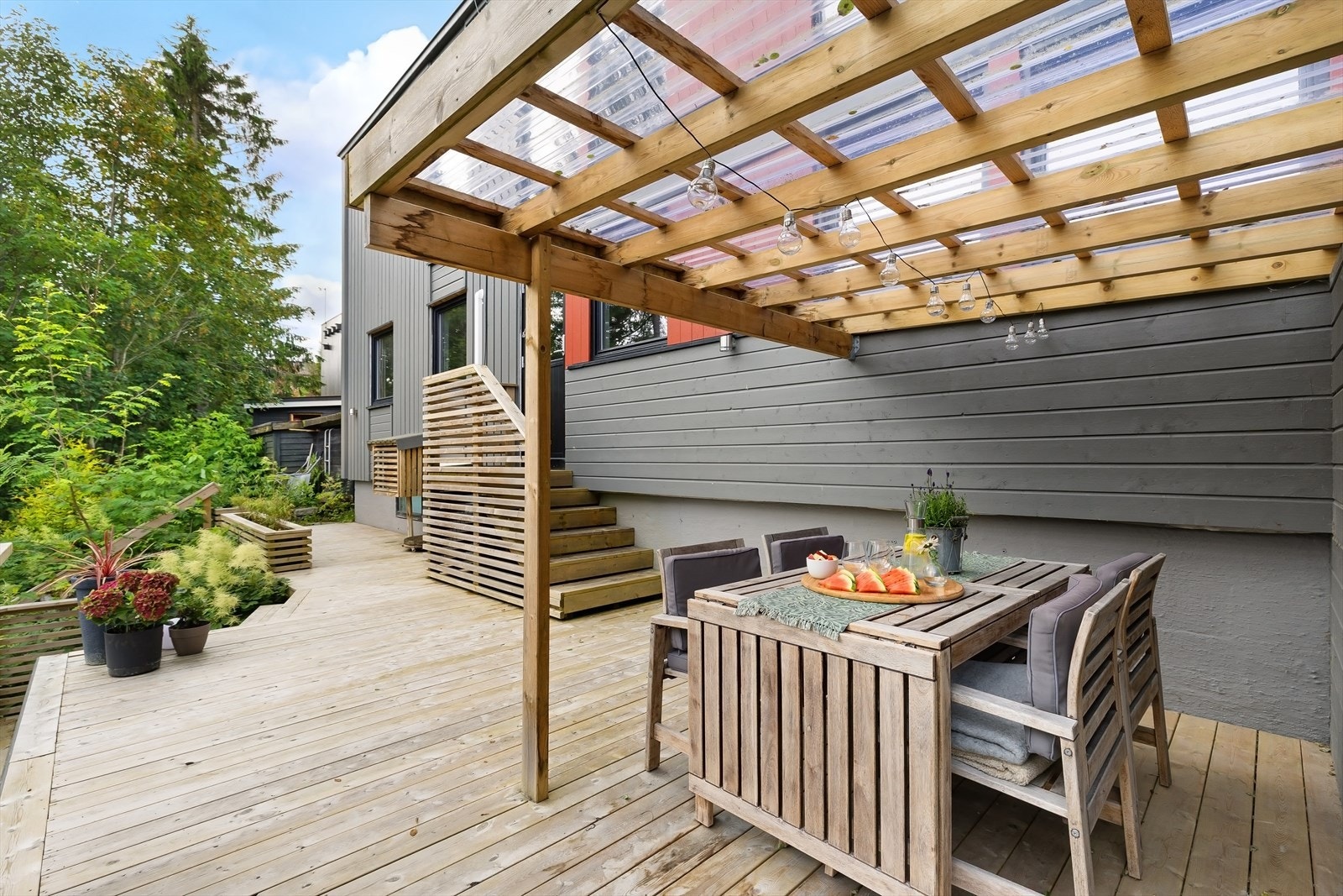 Uteplass på sommerstid. Galleribilde