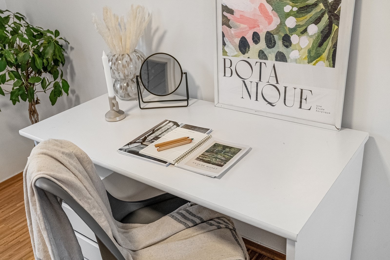 Rommets behagelige areal legger til rette for at man fint kan innrede etter eget ønske. Nåværende eier har valgt å sette inn en kontorpult - perfekt for skolearbeid eller hjemmekontor. Galleribilde