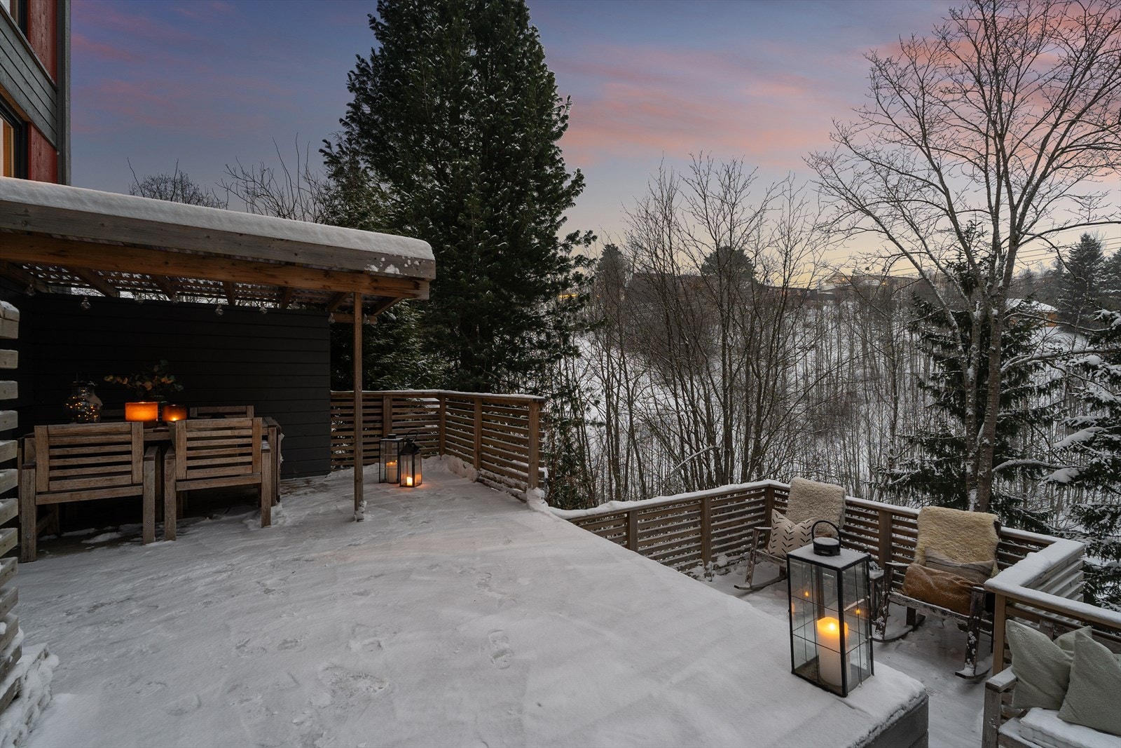 Nåværende eier opplyser om at innkjørsel mellom rekkehusene brøytes av beboerne selv. De forteller videre at alle naboer er flinke til å bidra, og at dette ofte blir en sosial arena hvor de kan møtes å slå av en prat. Galleribilde