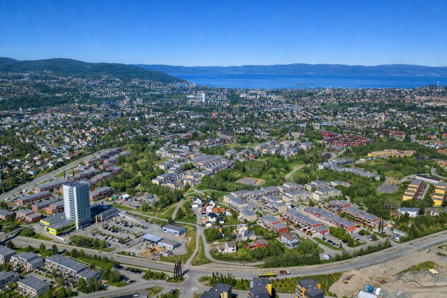 Nærmeste dagligvarebutikk er Bunnpris som ligger 4 minutter i sykkelavstand fra hjemmet. Risvollan senter ligger videre 4 minutter med bil fra boligen, hvor man blant annet finner legesenter, apotek og dagligvarekjeden Coop Extra. Galleribilde