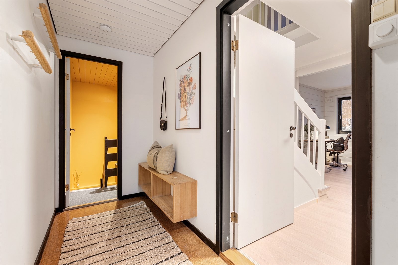 Selger opplyser om et rolig og hyggelig nabolag med en kombinasjon av unge voksne, etablerte, barnefamilier og eldre. Boligen ligger også ypperlig til med ingen gjennomgangstrafikk - en trygg og trivelig boplass med lite støy fra omgivelsene rundt! Galleribilde