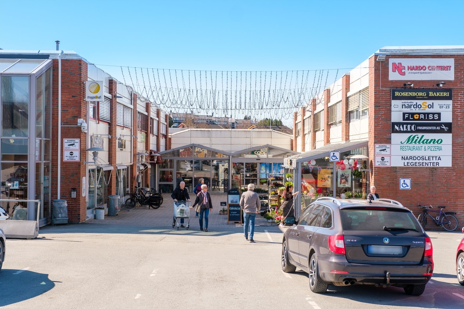 Nardo Centeret med en rekke servicetilbud som blant annet dagligvarebutikk, bakeri, apotek, restaurant m.m ligger kun 6 minutter med bil og 10 minutter i sykkelavstand fra leiligheten. Galleribilde