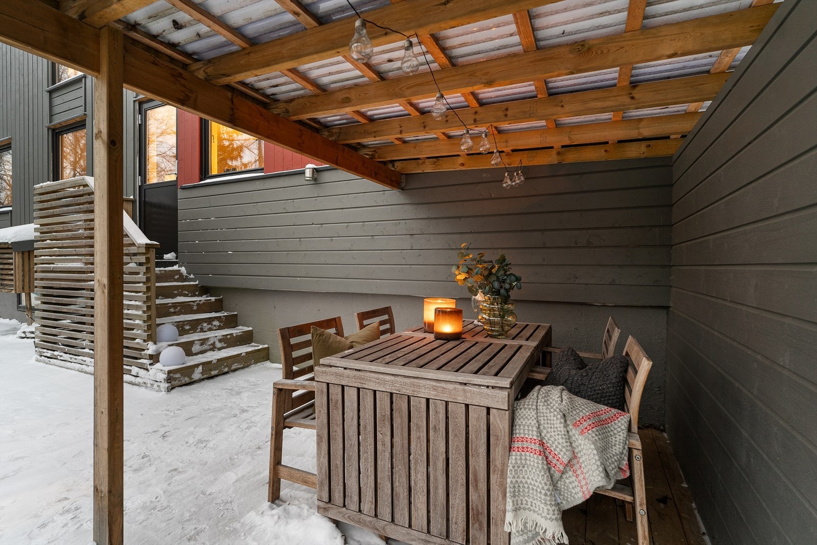 Den private uteplassen ble etablert i perioden 2022-2025. Arealet fordelt på to plan gir flere møbleringssoner, grillhjørne og en skjermet, hyggelig plass for sosiale sammenkomster. Galleribilde