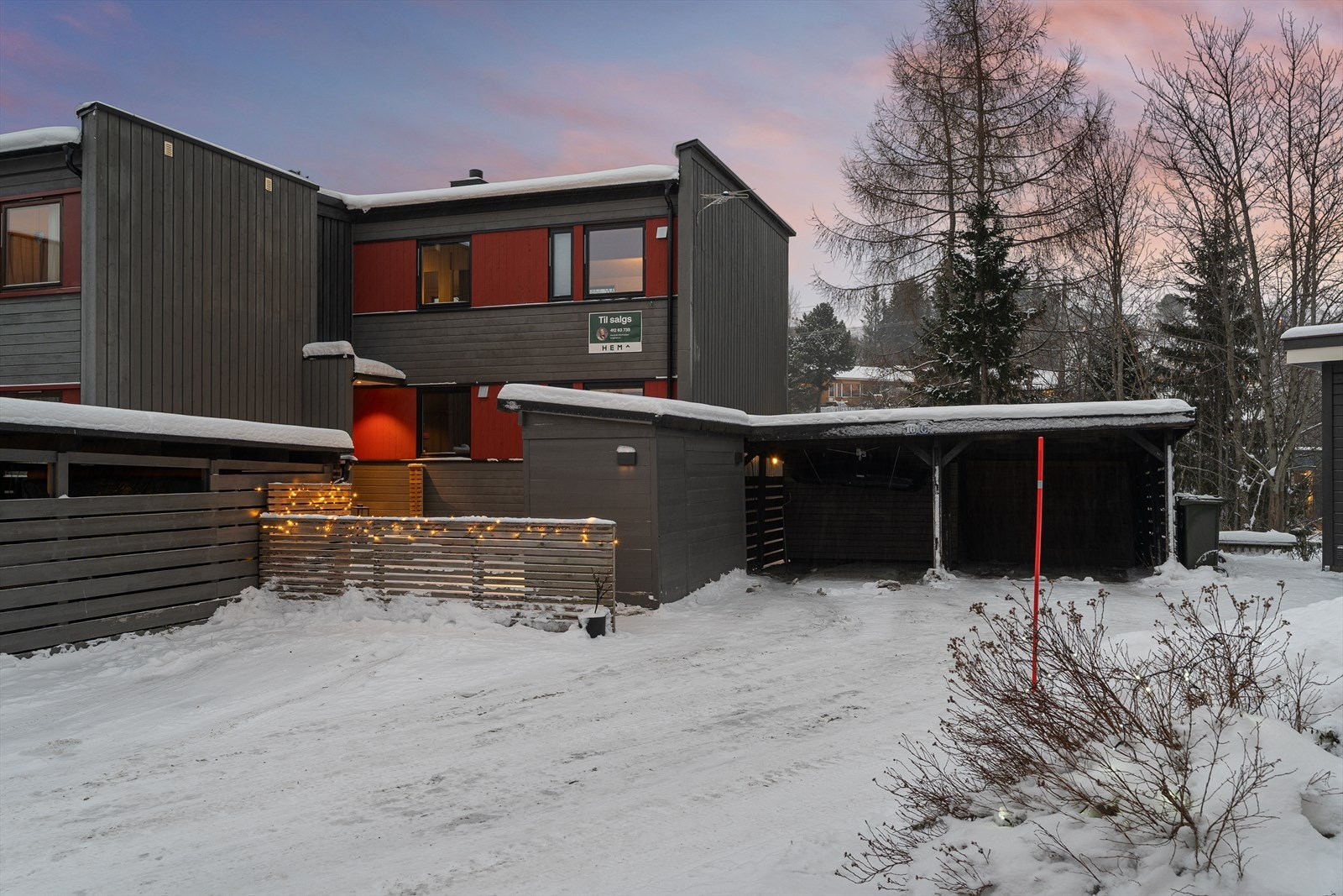 Boligen har parkeringsplass i carport med tilhørende elbillader. Det er videre oppstillingsplass med plass for parkering av en bil ved behov i front av boligen. Det er også gjesteparkering på velforeningens snuplass. Galleribilde