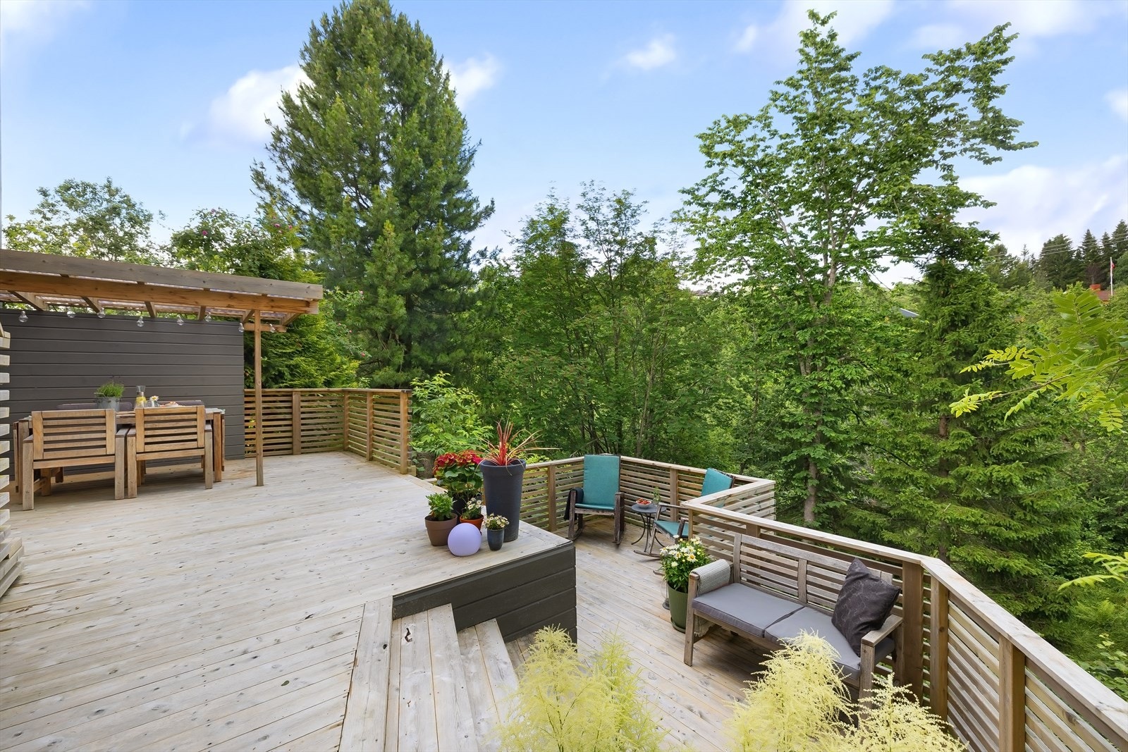 Nåværende eier har tatt bilder for å vise til det grønne og frodige uteområdet på vår- og sommerhalvåret. Galleribilde